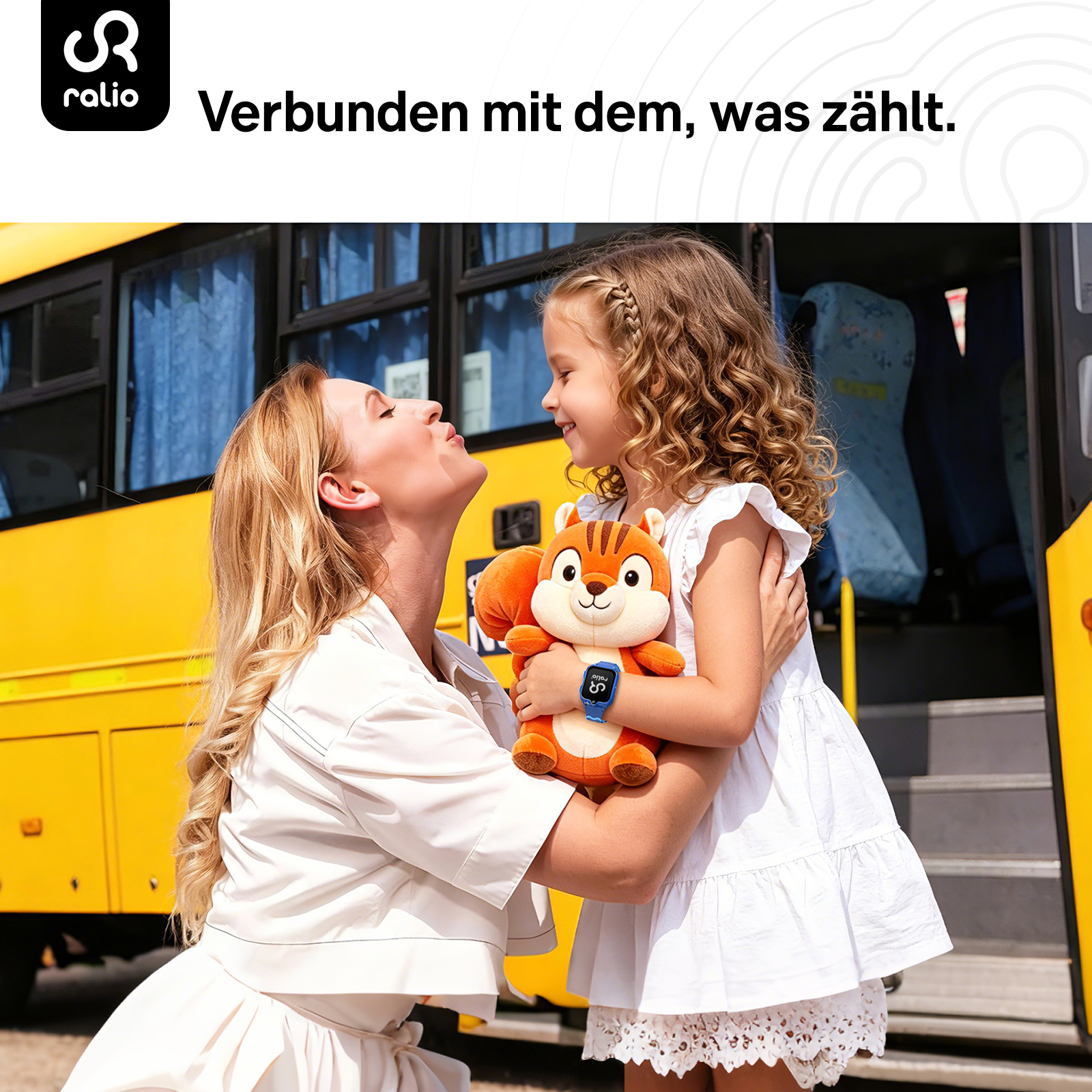Mutter und Kind umarmen Eichhörnchen-Plüschtier vor gelbem Bus.