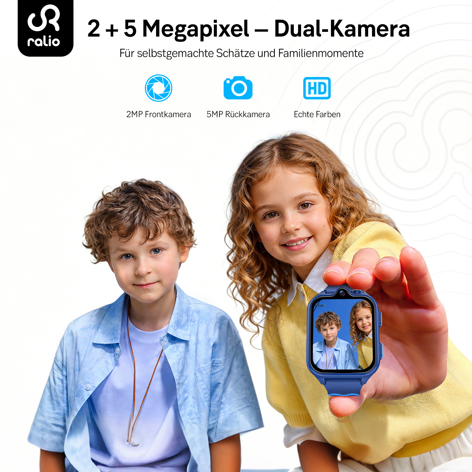 Zwei Kinder lächeln, ein Mädchen hält eine Smartwatch mit Bild von beiden.