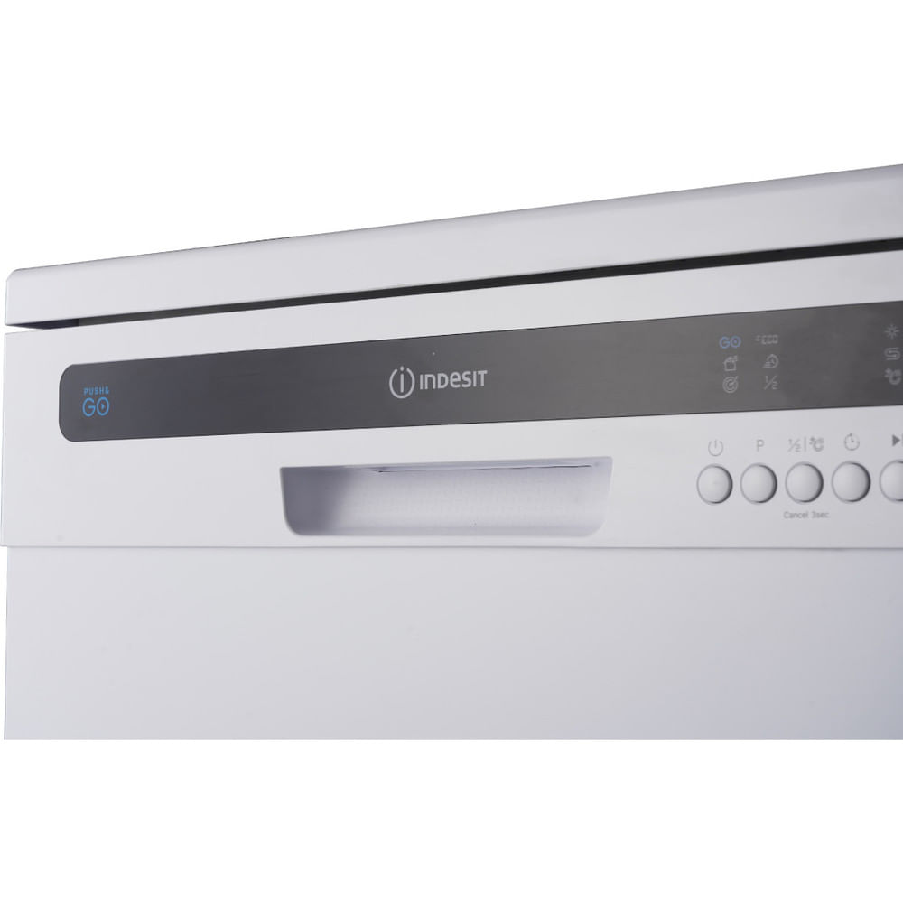 Primo piano del pannello di controllo di una lavastoviglie Indesit bianca.