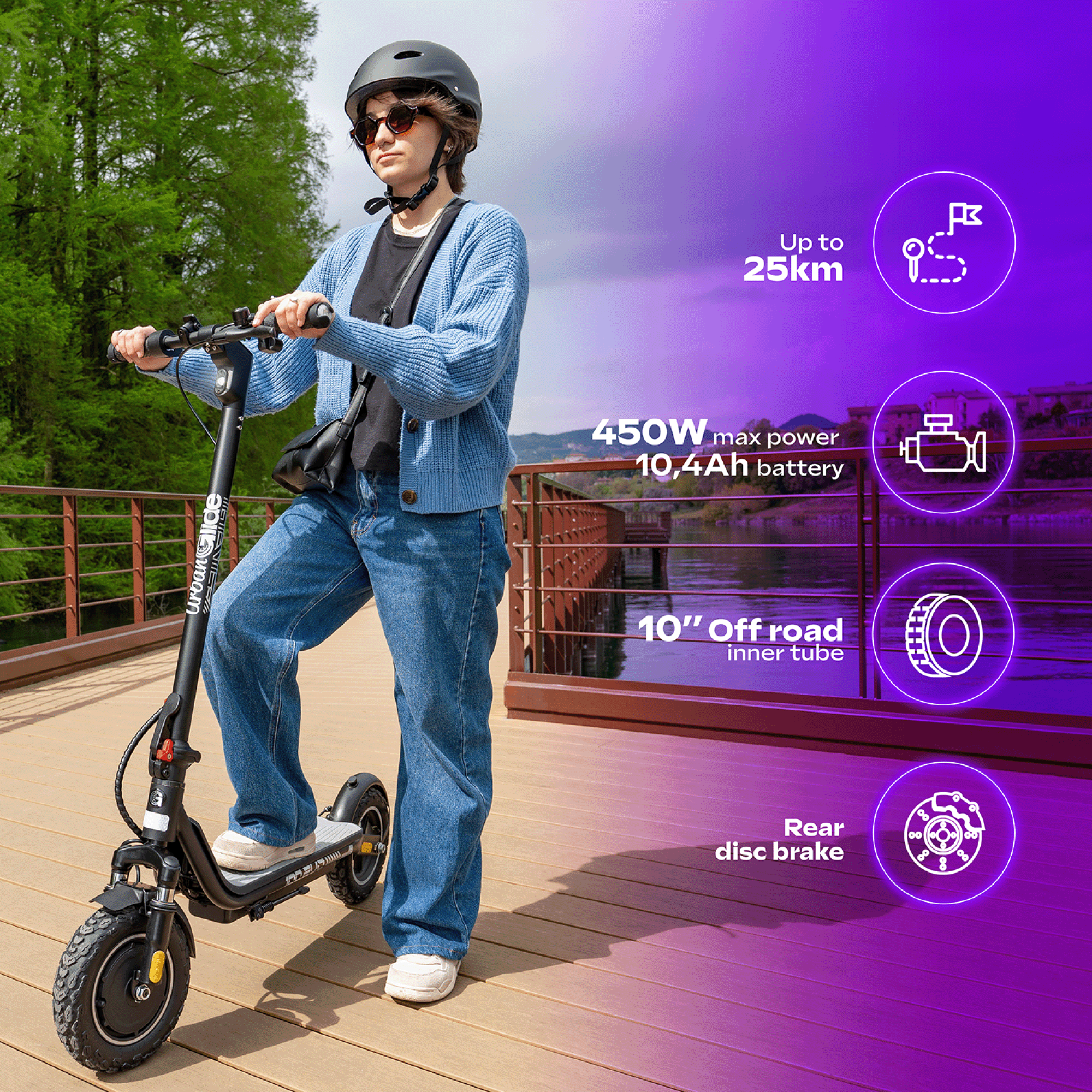 Mujer con casco y cárdigan azul monta patinete eléctrico en camino de madera. Especificaciones: 25km, 450W, 10.4Ah, 10" ruedas.