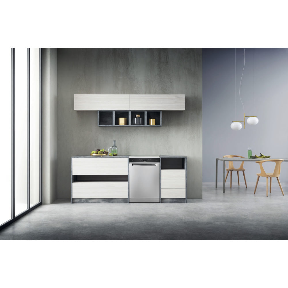Een moderne keuken met vaatwasser, wandkasten en eettafel.