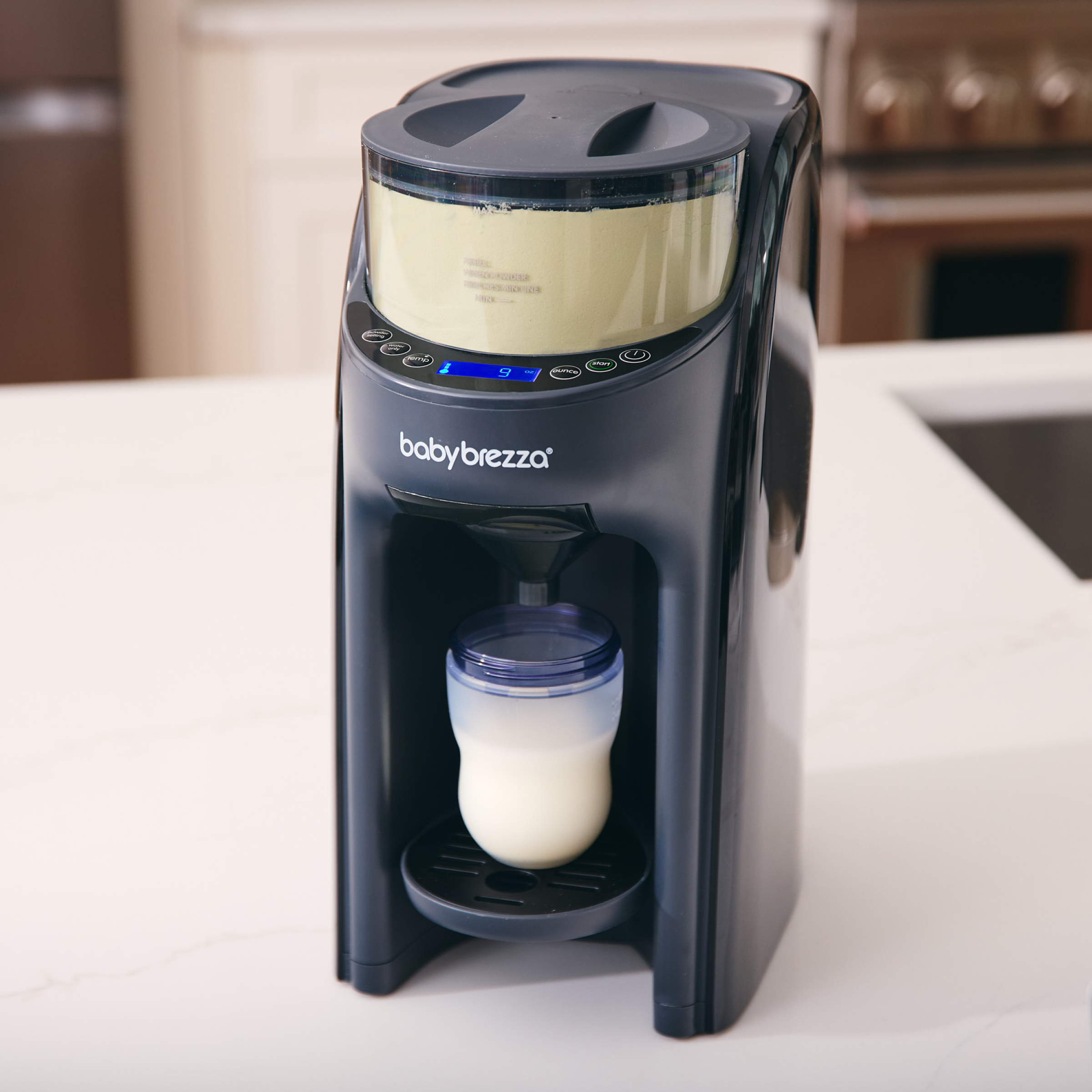 Babybrezza-Flaschenzubereiter mit Milchpulver und gefüllter Flasche.