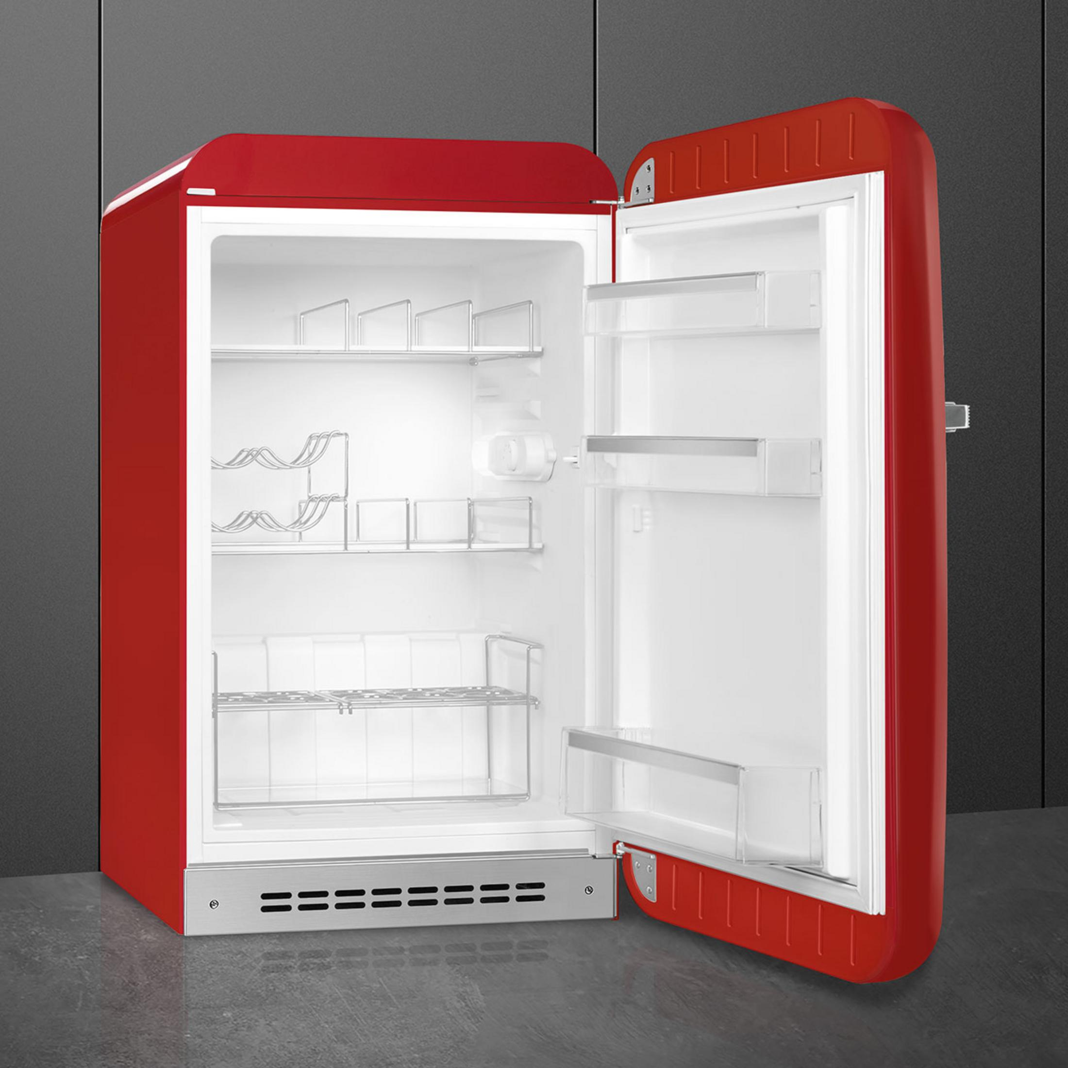 Refrigerador rojo con puerta abierta, vacío, mostrando estantes y compartimentos.