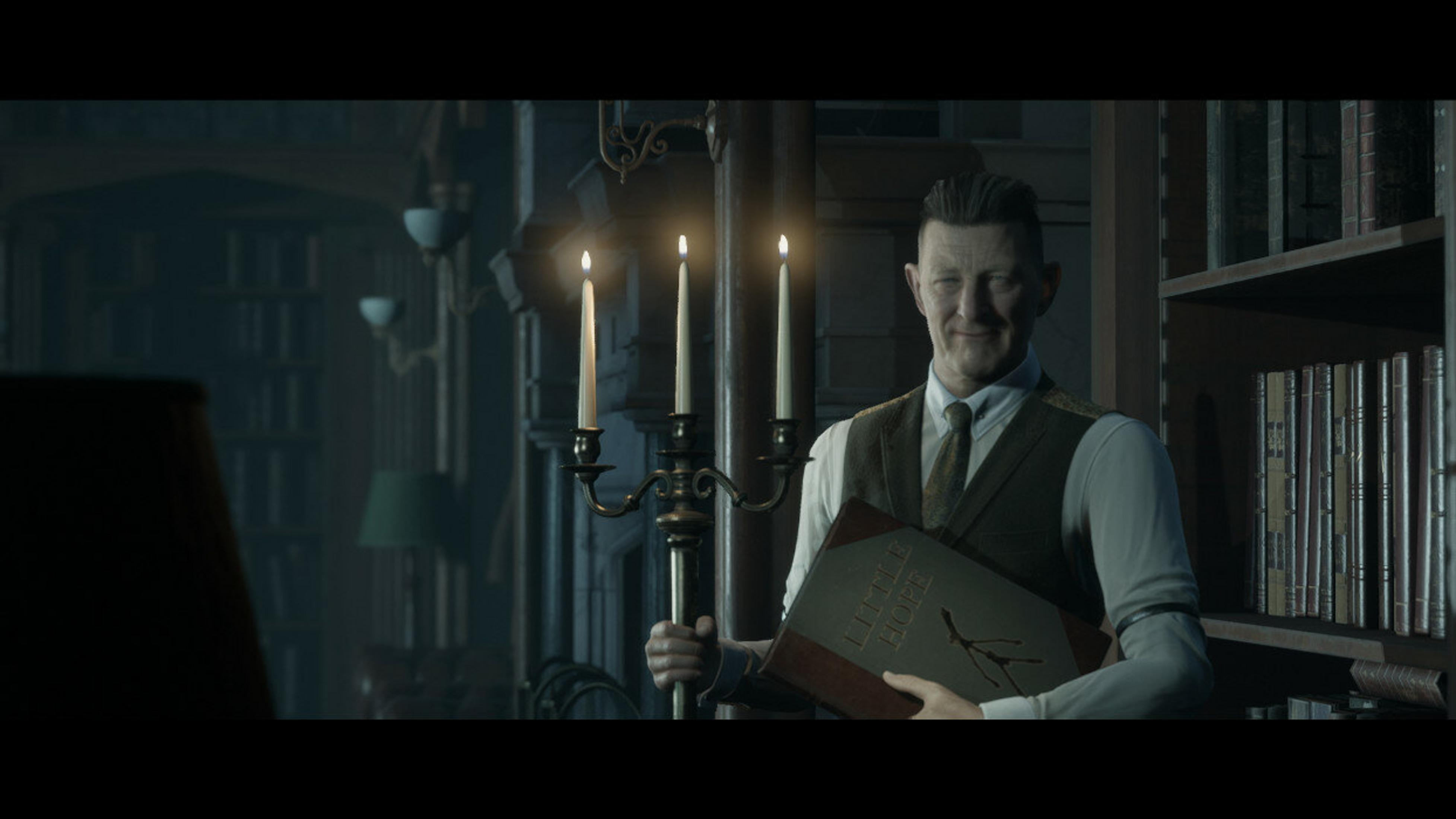 Un hombre con chaleco y corbata sostiene un libro en una habitación con velas y libros.