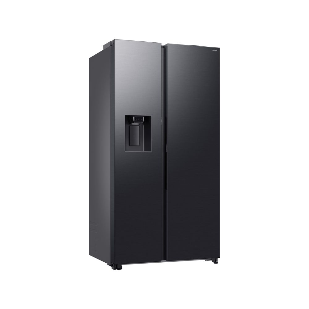Ein schwarzer Kühlschrank mit zwei Türen und einem Wasserspender.