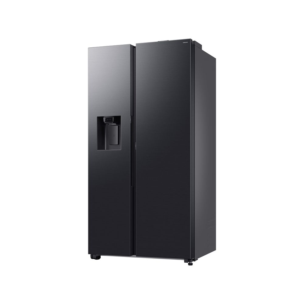 Ein schwarzer Side-by-Side-Kühlschrank mit Wasserspender steht auf weißem Grund.