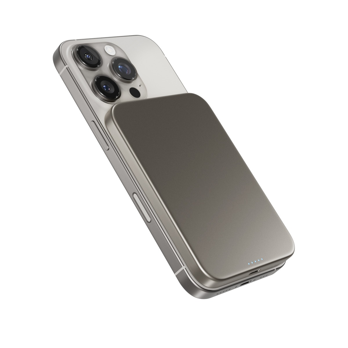 Un iPhone argentato con un power bank magnetico grigio attaccato al retro.