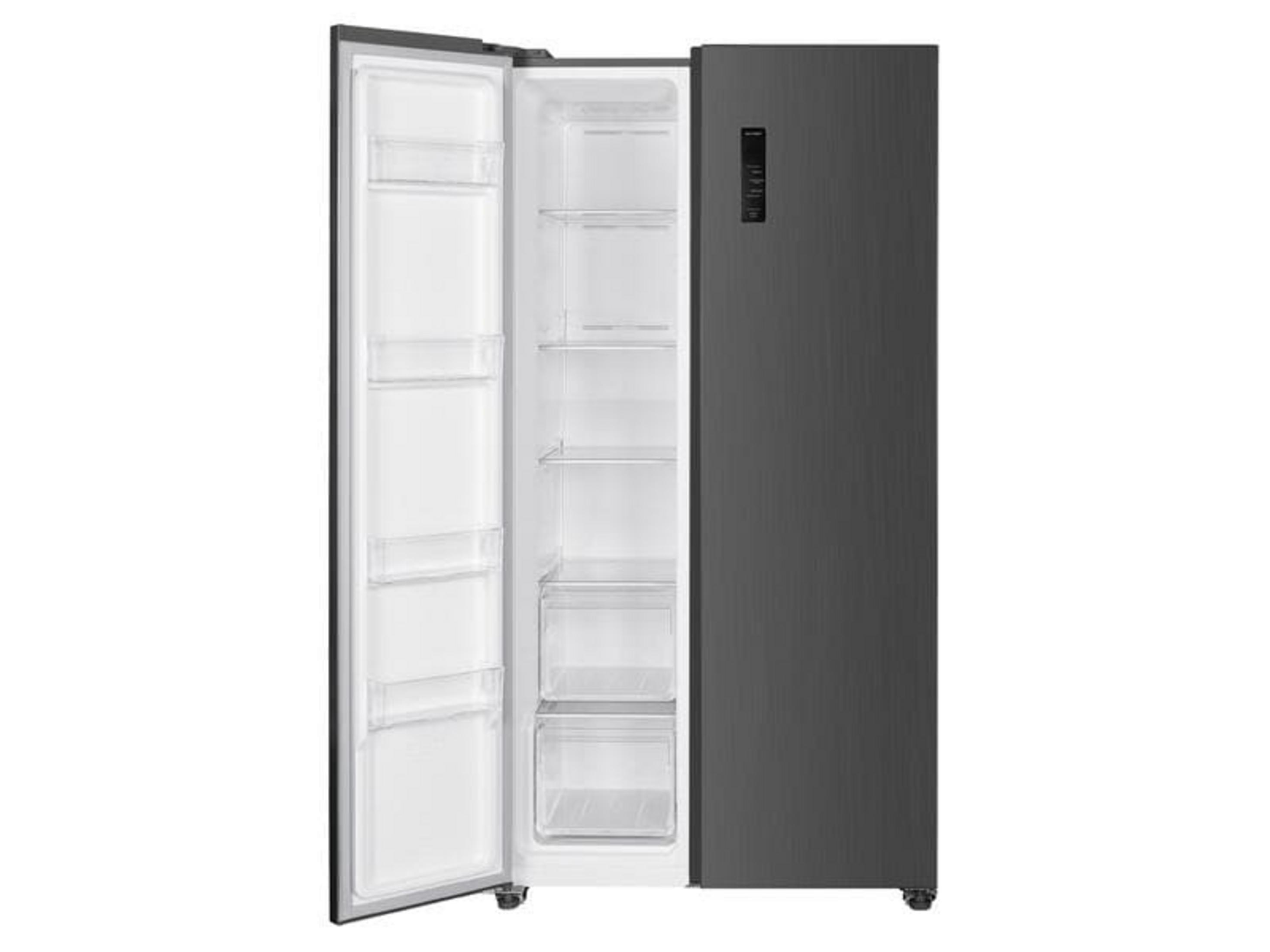 Ein dunkler Kühlschrank mit einer offenen Tür, der leere Regale zeigt.
