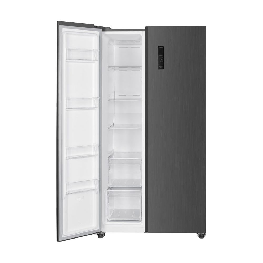 Ein dunkler Kühlschrank mit offen stehender Tür, leere Fächer sichtbar.