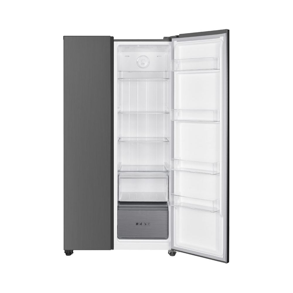 Ein leerer, hoher Kühlschrank mit grauer Außenseite und offener Tür, die Regale zeigt.