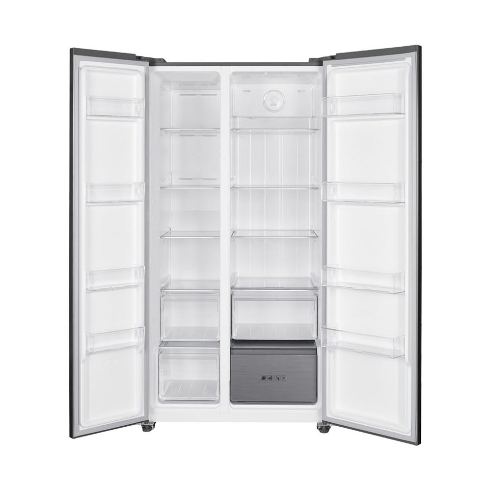 Ein offener Kühlschrank mit zwei Türen, leeren Glasregalen und Schubladen.