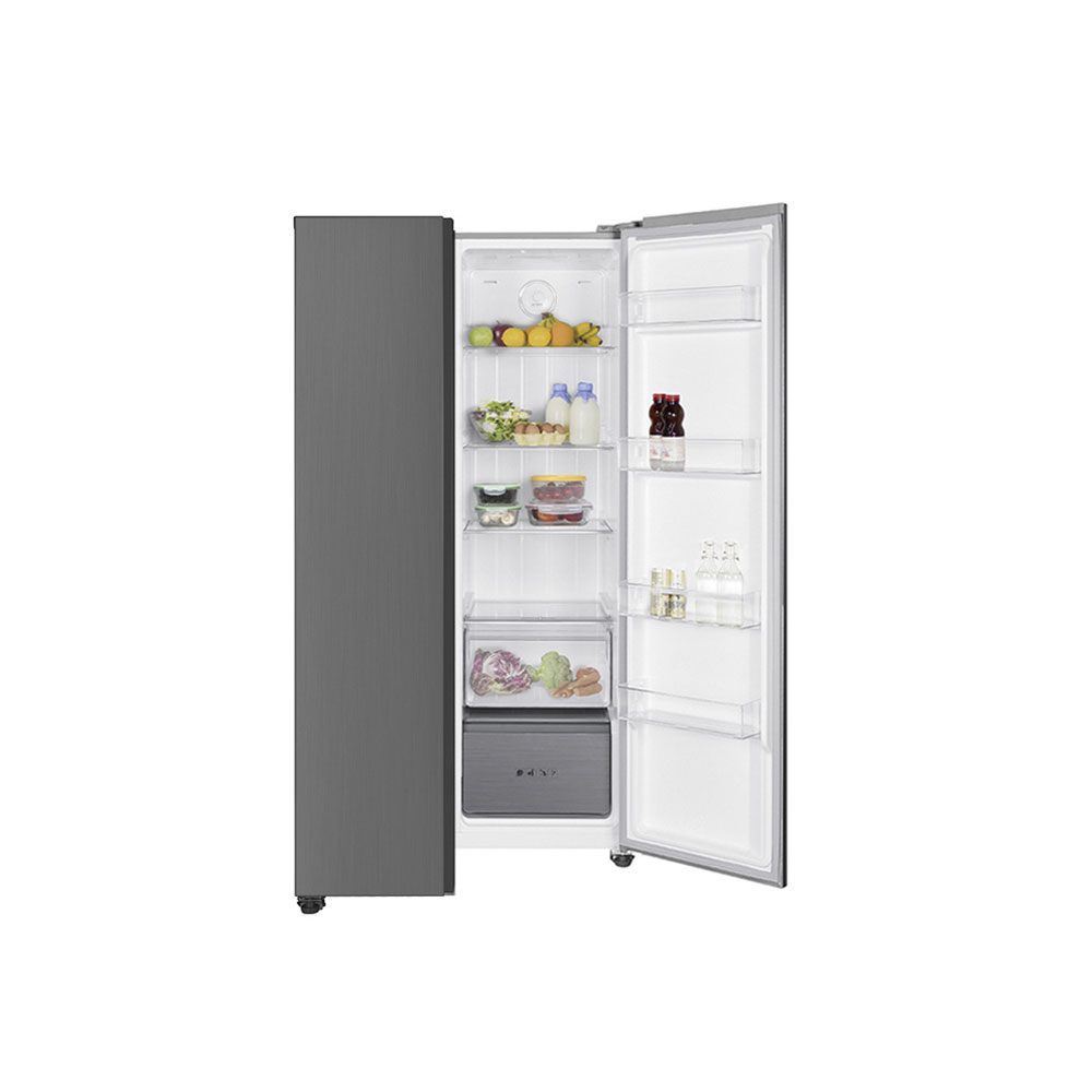 Ein grauer Kühlschrank mit offener Tür, der Regale mit Obst, Gemüse und Flaschen zeigt.