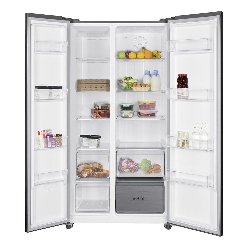 Gefüllter Kühlschrank mit Obst, Gemüse, Eiern, Milch und Flaschen.