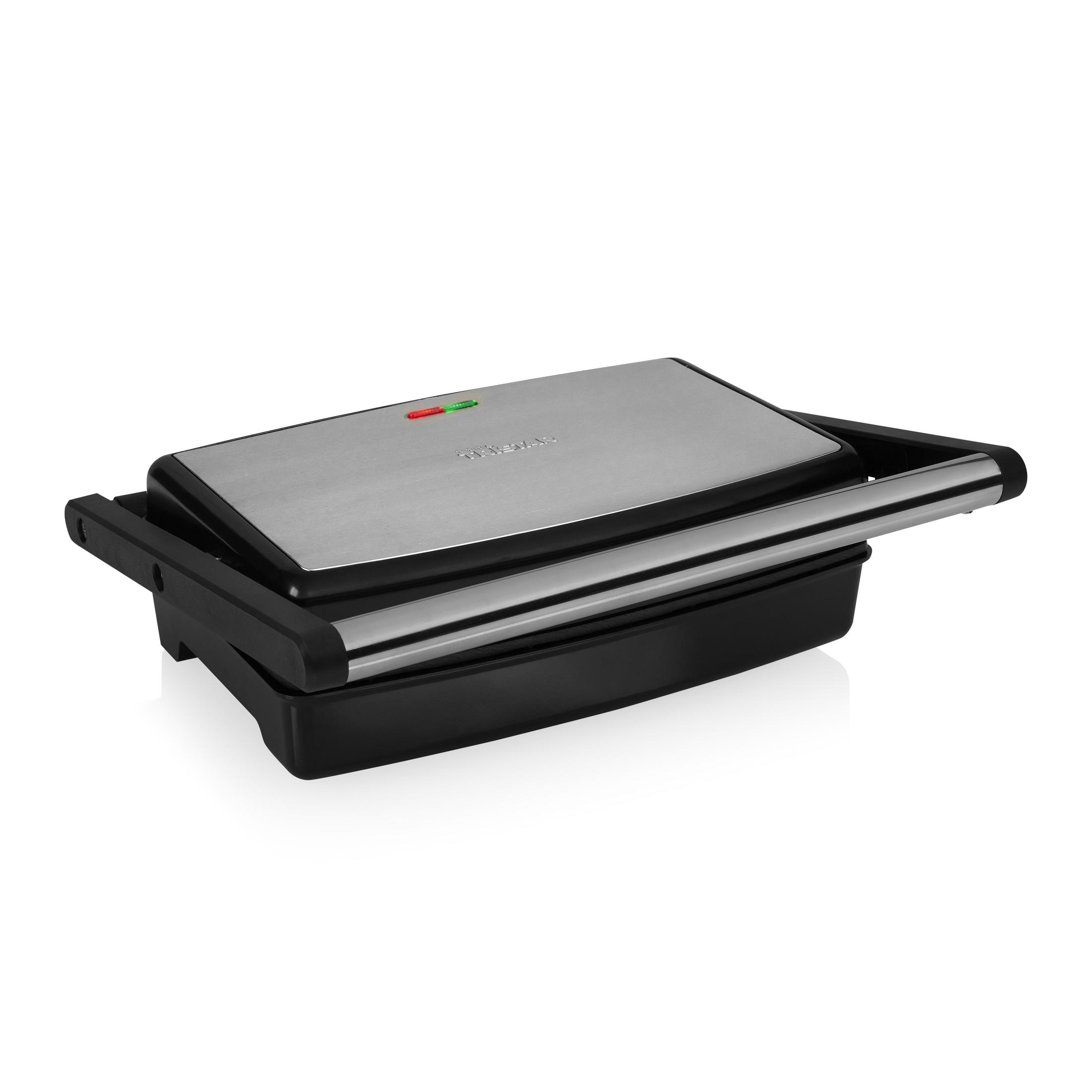 Grill a contatto argentato chiuso con manici neri e spie luminose.