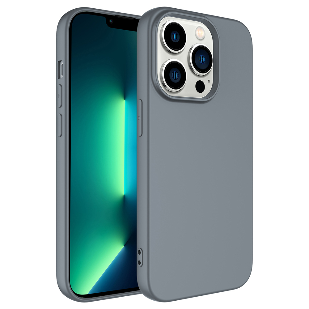 Üç kameralı gri iPhone 13 Pro ve açık yeşil duvar kağıdı.