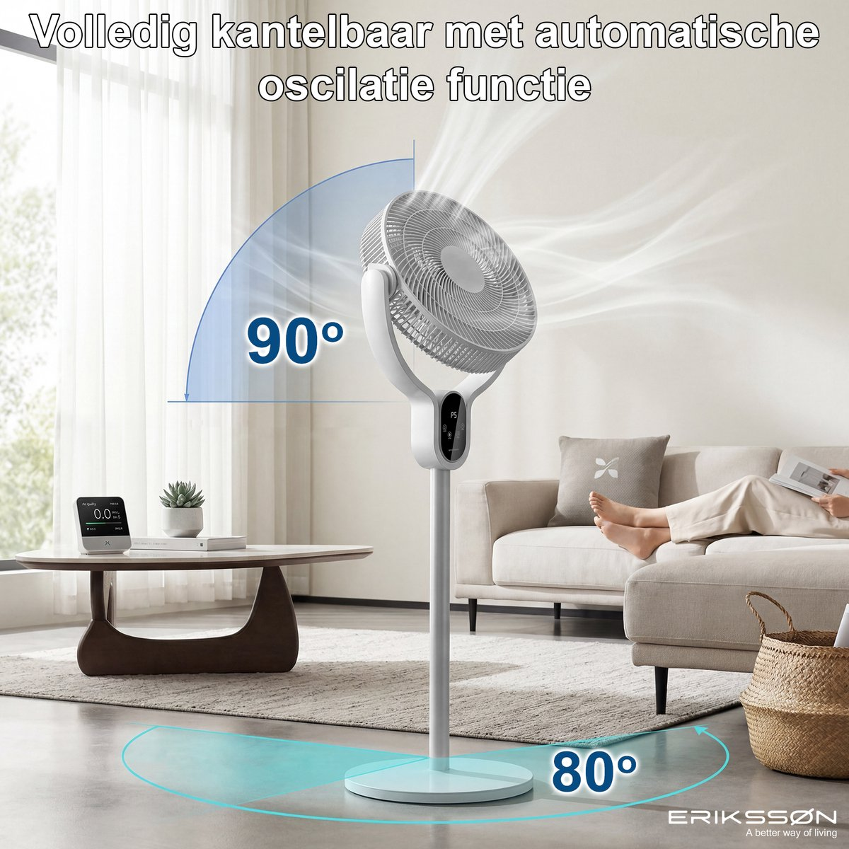 Un ventilador blanco de pie oscila 90 grados, circulando aire en una habitación.