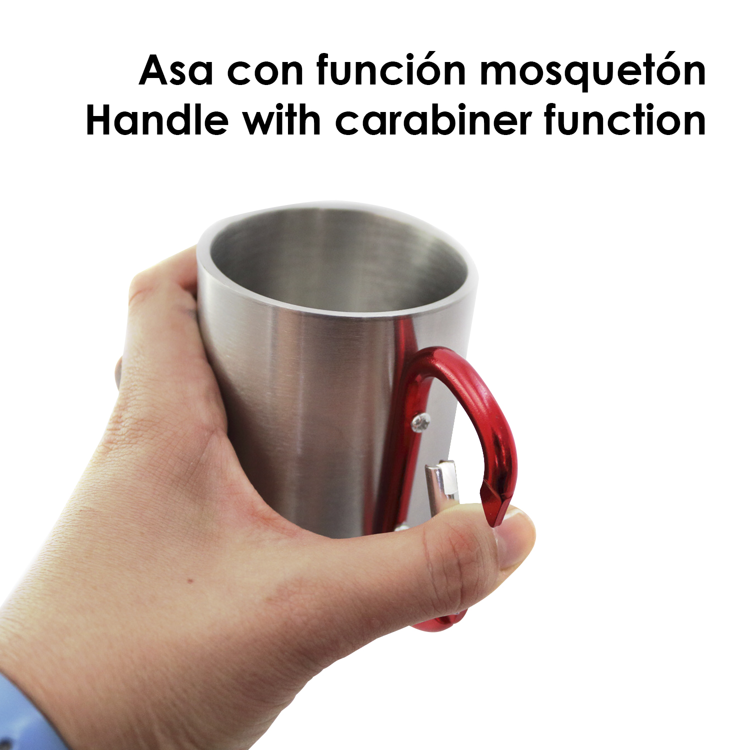 Una mano tiene una tazza argentata con manico a moschettone rosso.