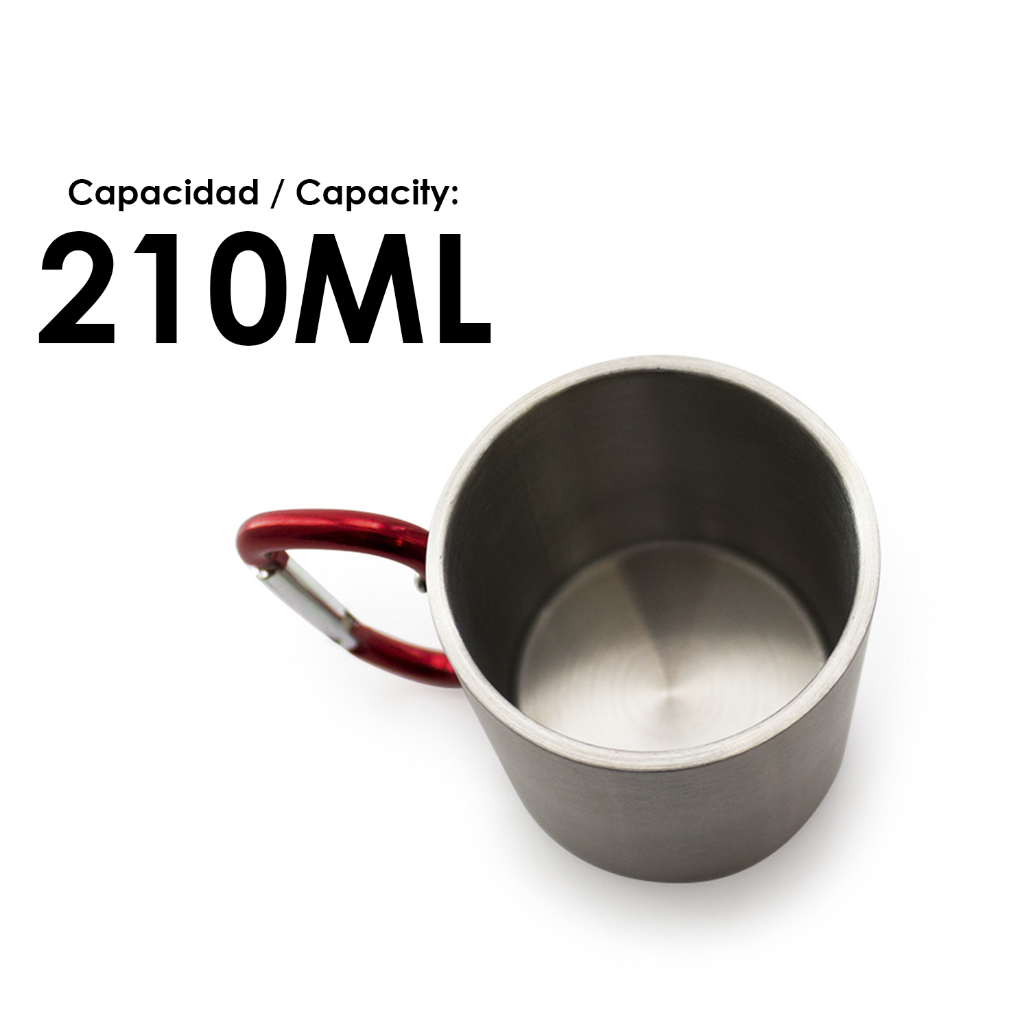 Una tazza in metallo argentato con manico a moschettone rosso su sfondo bianco.