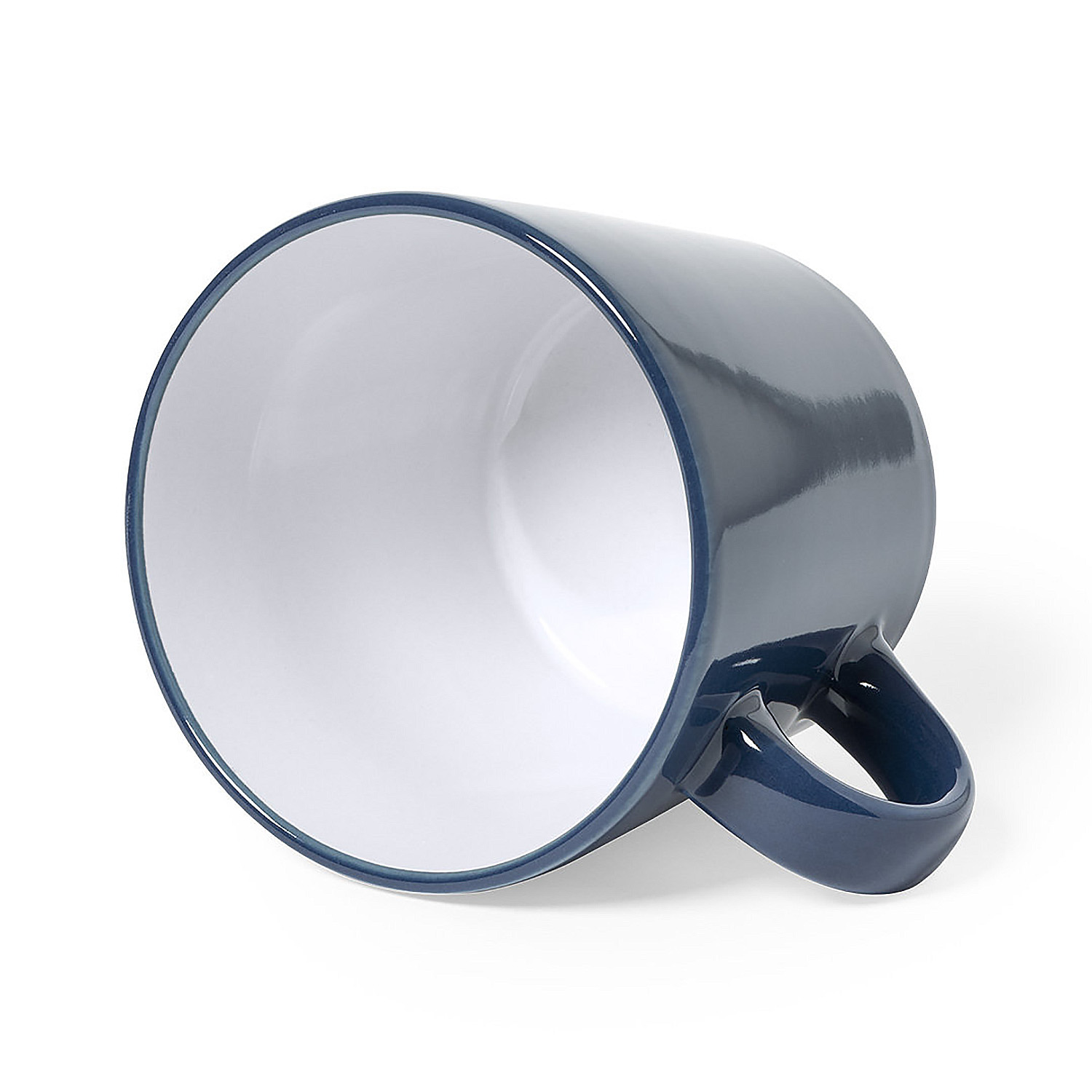 Una tazza blu scuro con interno bianco poggia su superficie bianca.