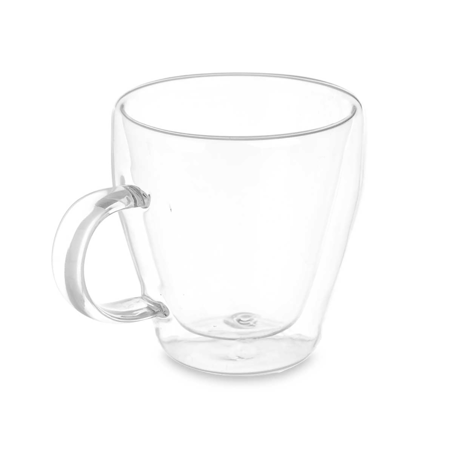 Una taza de vidrio transparente de doble pared con asa sobre fondo blanco.