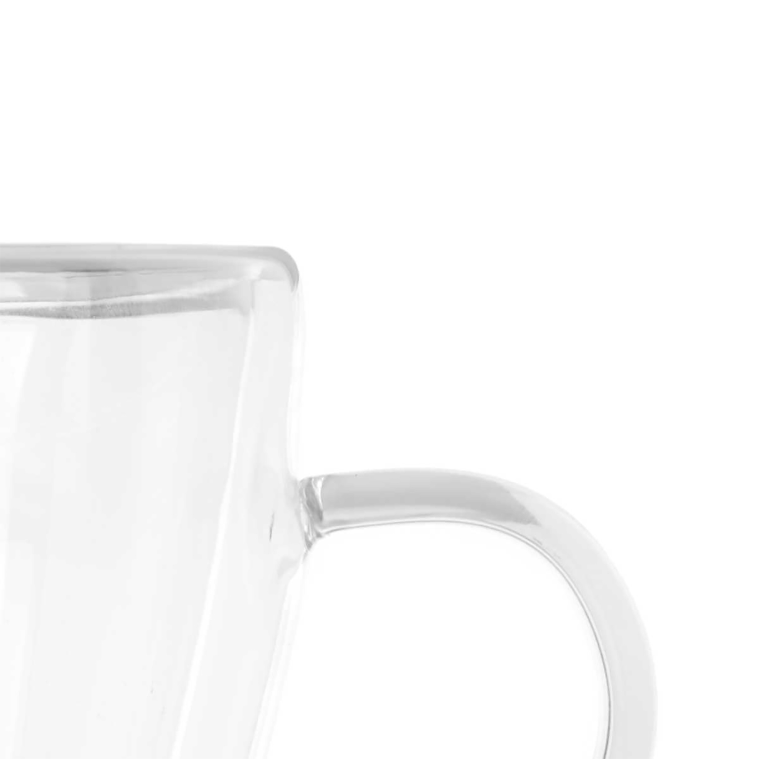 Primer plano de una taza de cristal transparente con asa sobre fondo blanco.