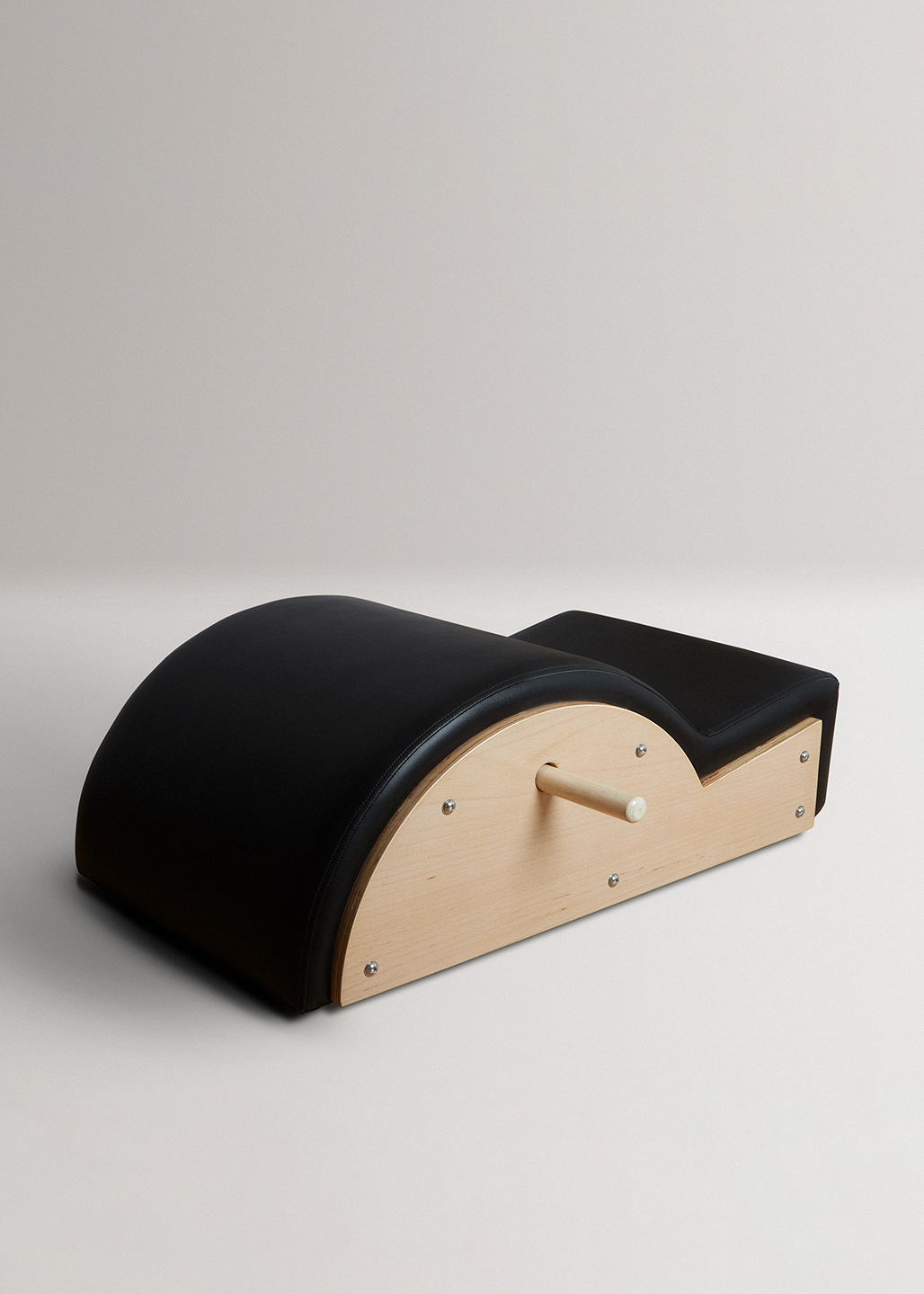 Arco de pilates negro con base de madera y asa.