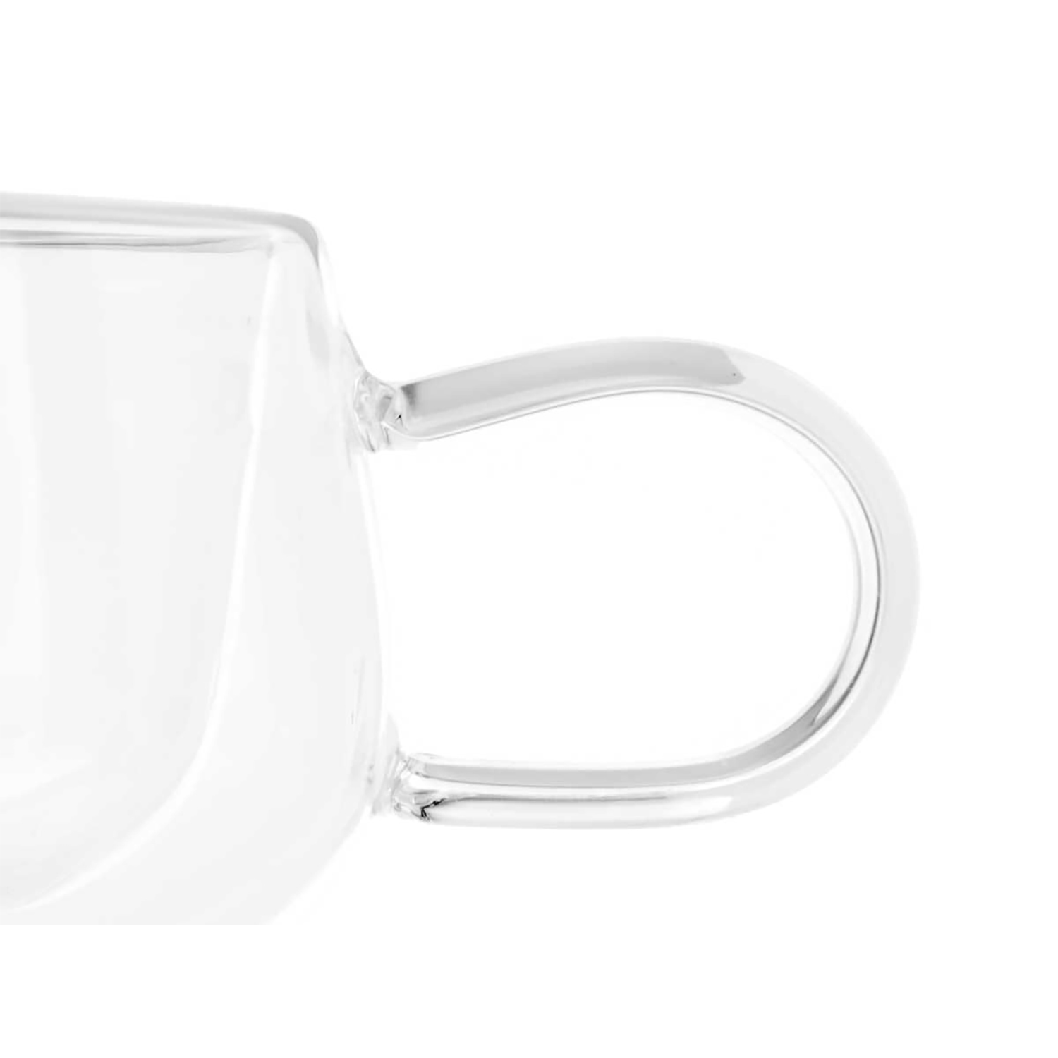 Una tazza di vetro trasparente con manico, primo piano.