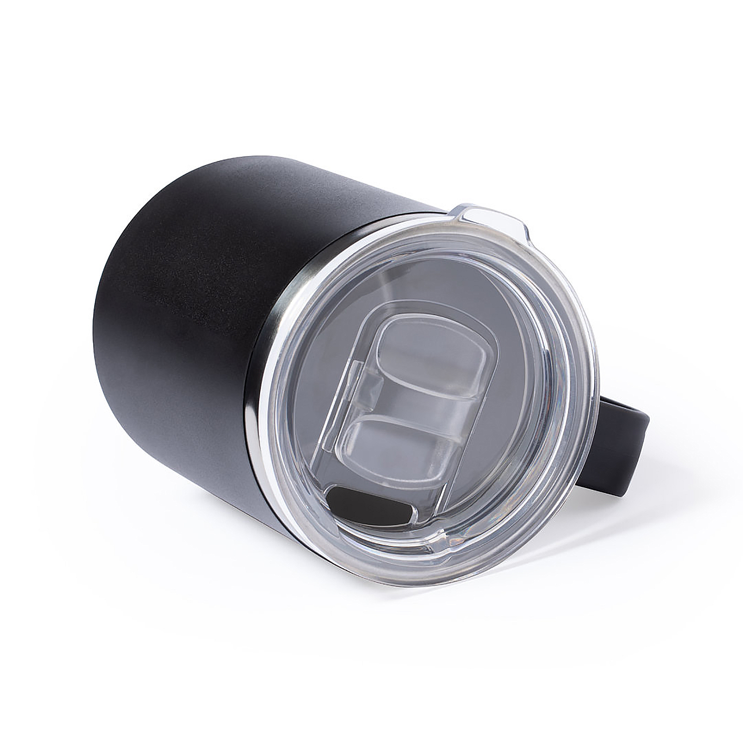 Tazza nera con coperchio trasparente e manico, su sfondo bianco.