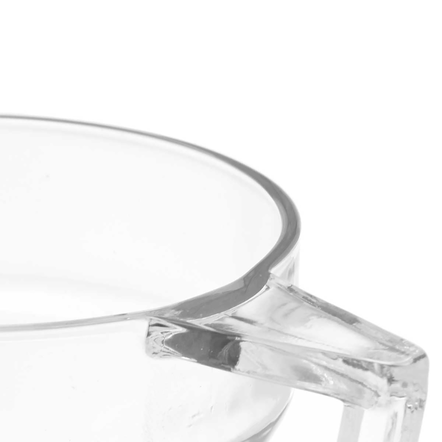 Primo piano del manico trasparente di una caraffa di vetro su sfondo bianco.
