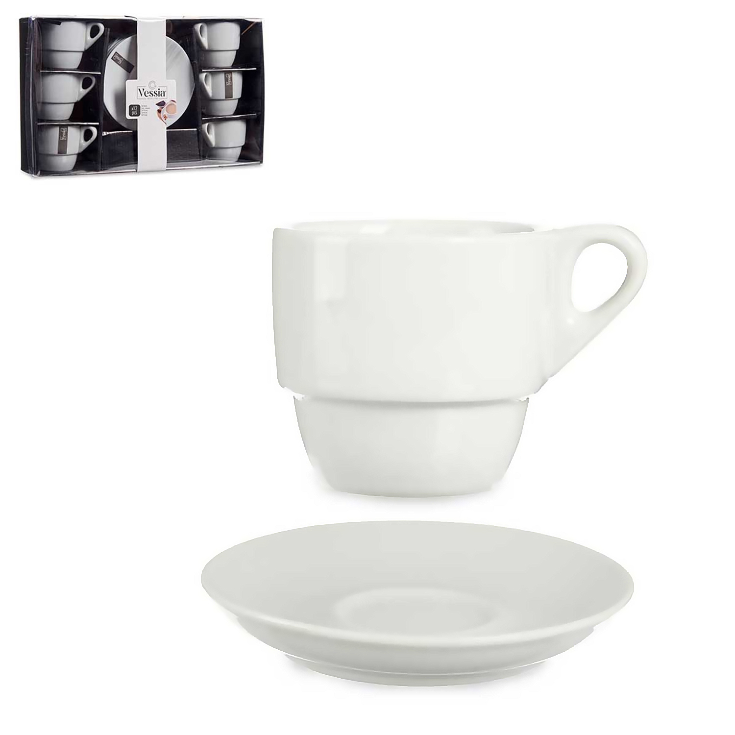 Una tazza da caffè e piattino in ceramica bianca impilati su sfondo bianco.