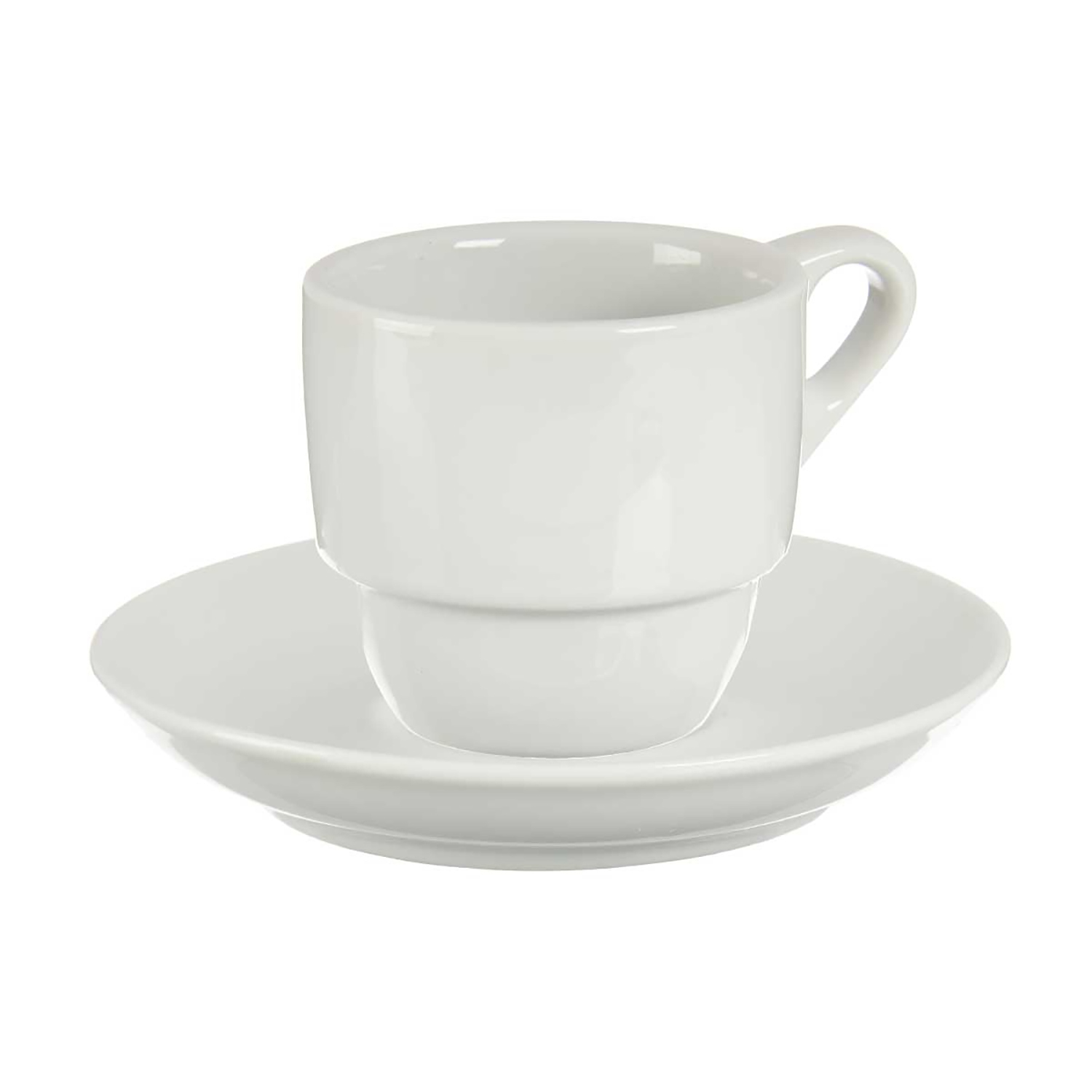 Una tazza da caffè in ceramica bianca è impilata su un piattino abbinato, isolata su sfondo bianco.