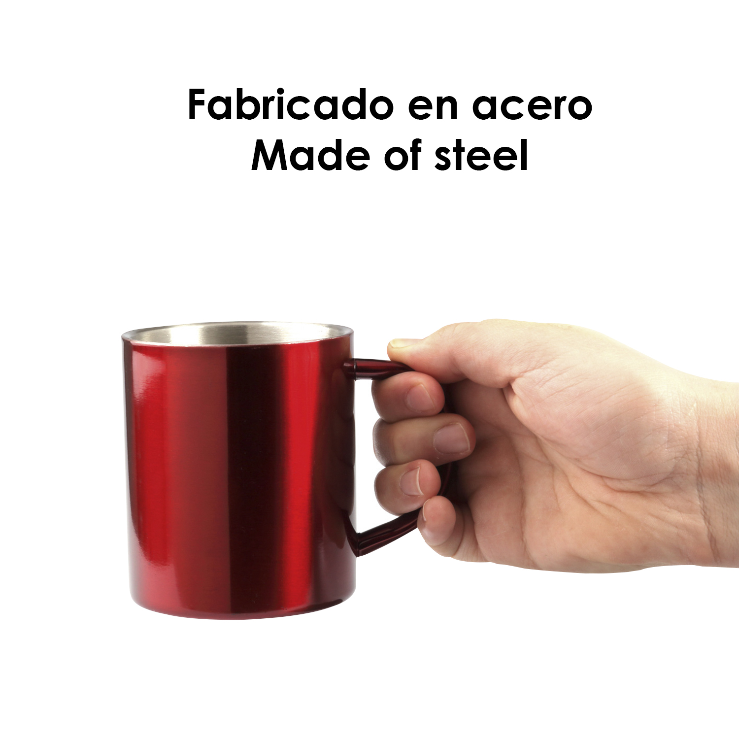 Una mano tiene una tazza metallica rossa con manico. Realizzato in acciaio.