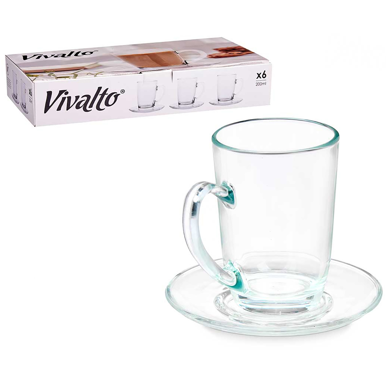 Una taza de vidrio transparente con asa sobre un platillo, junto a una caja de producto.