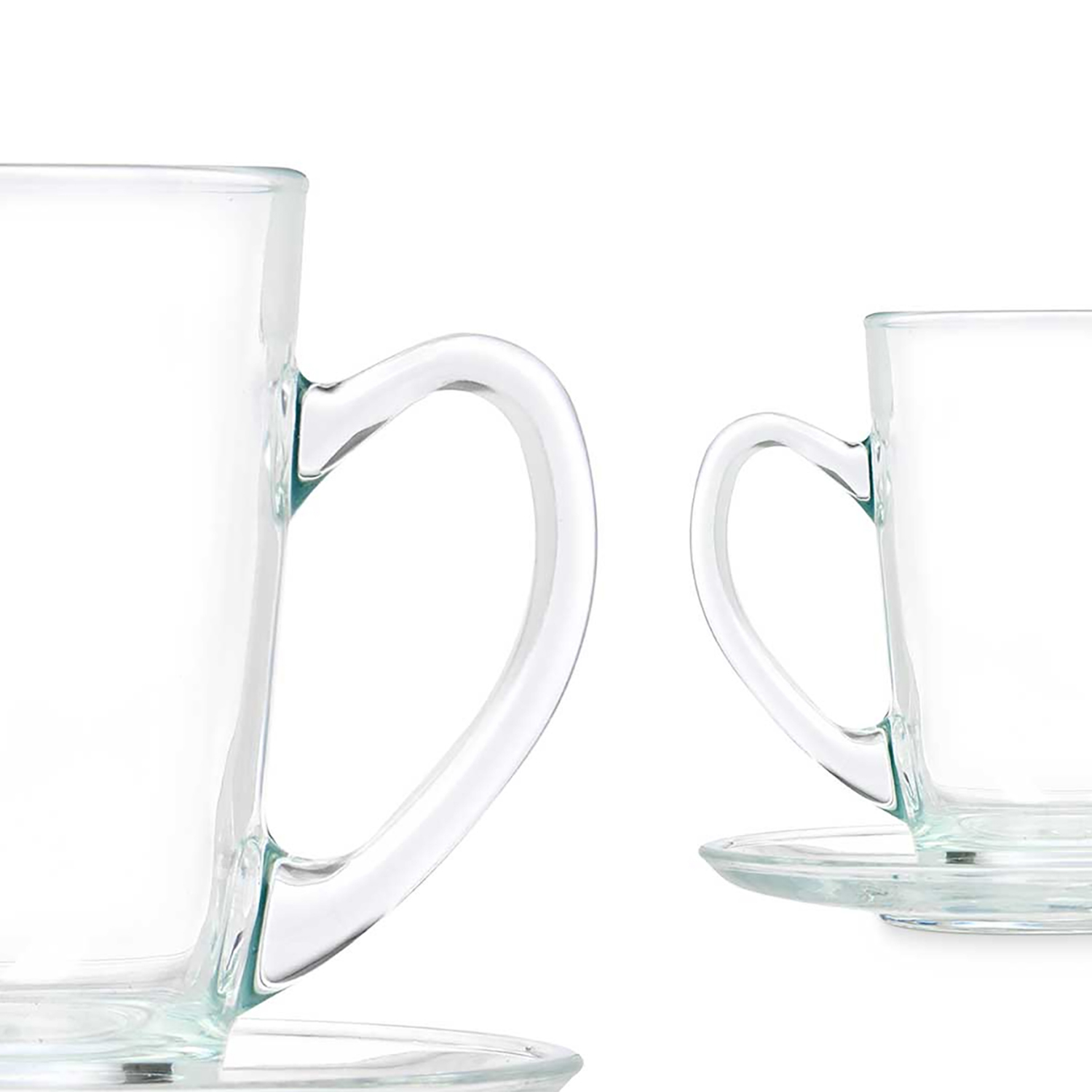 Dos tazas de vidrio transparente con asas sobre platillos, fondo blanco.