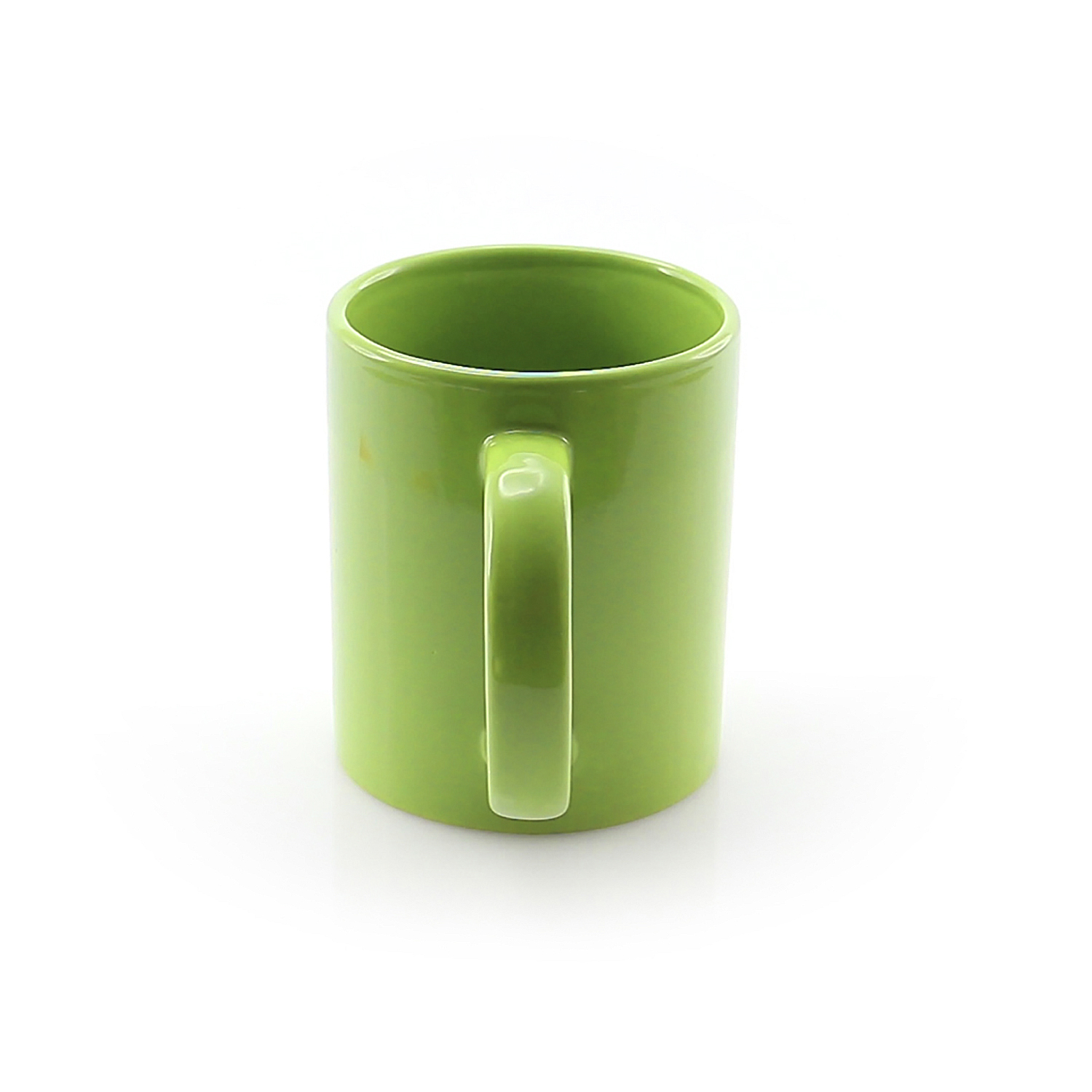 Una tazza verde con manico su sfondo bianco.