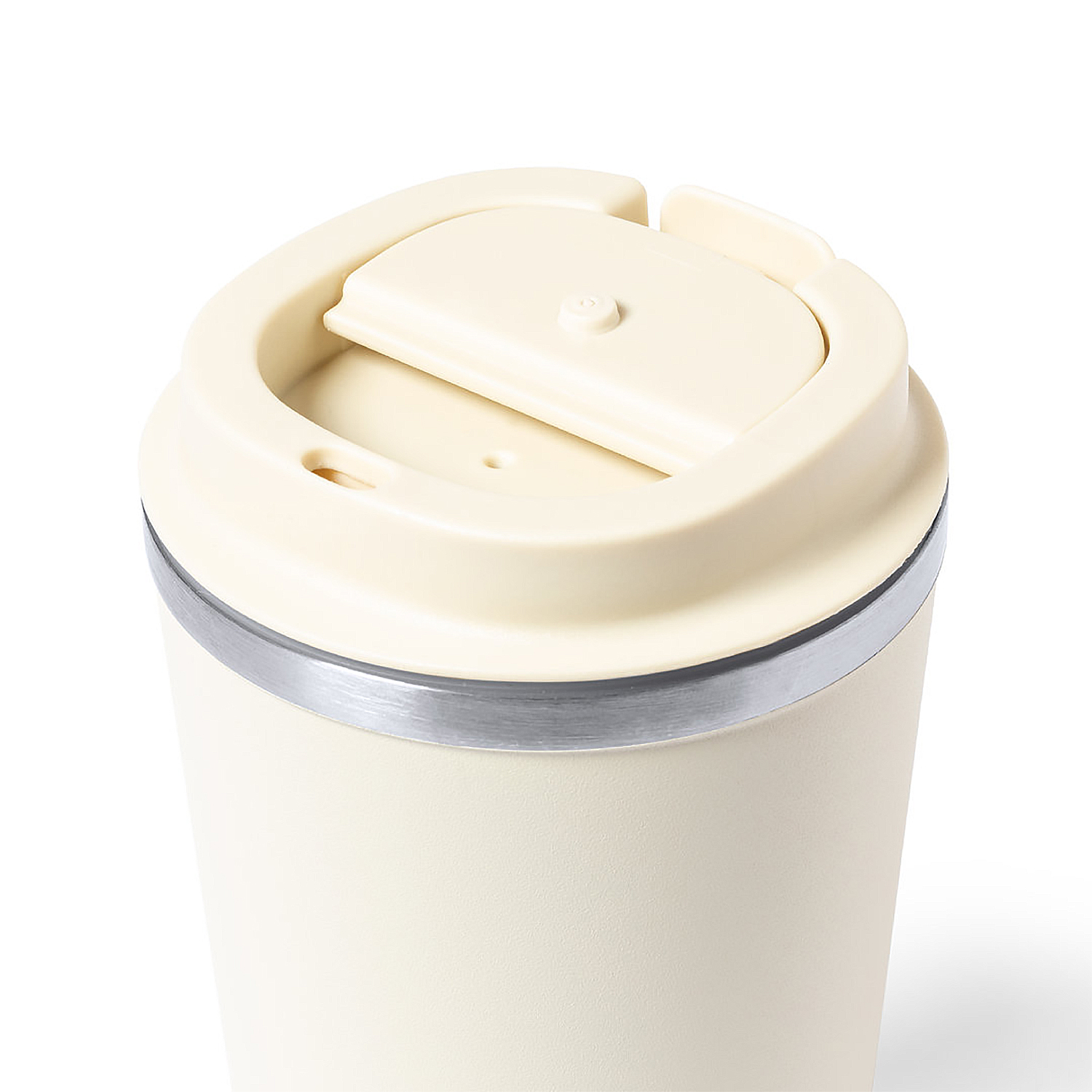 Un vaso color crema con banda plateada y tapa cerrada.