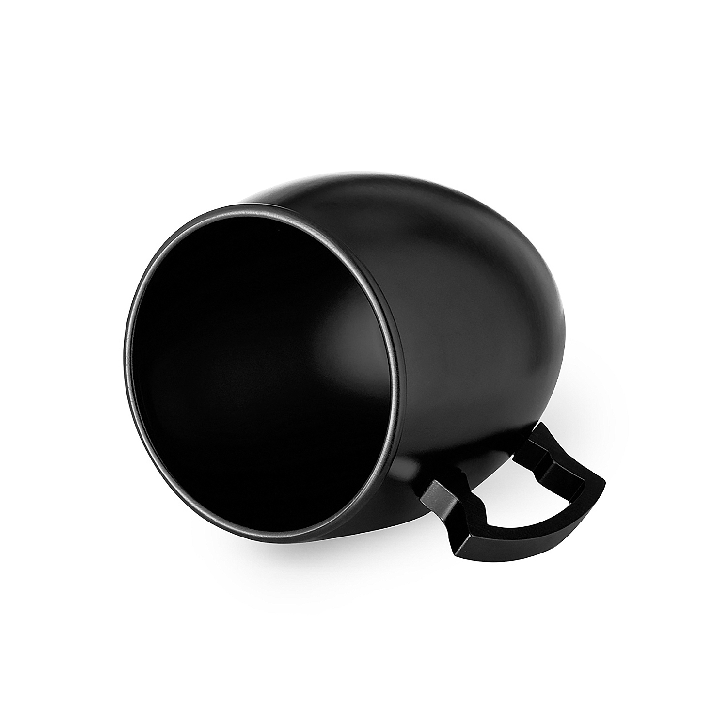 Una taza negra con asa sobre fondo blanco.