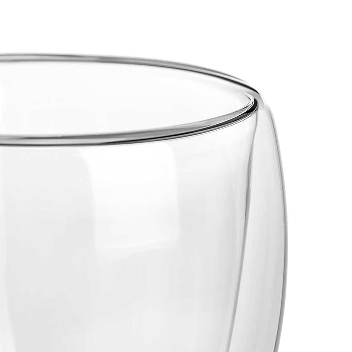 Primo piano di una tazza in vetro a doppia parete su sfondo bianco.