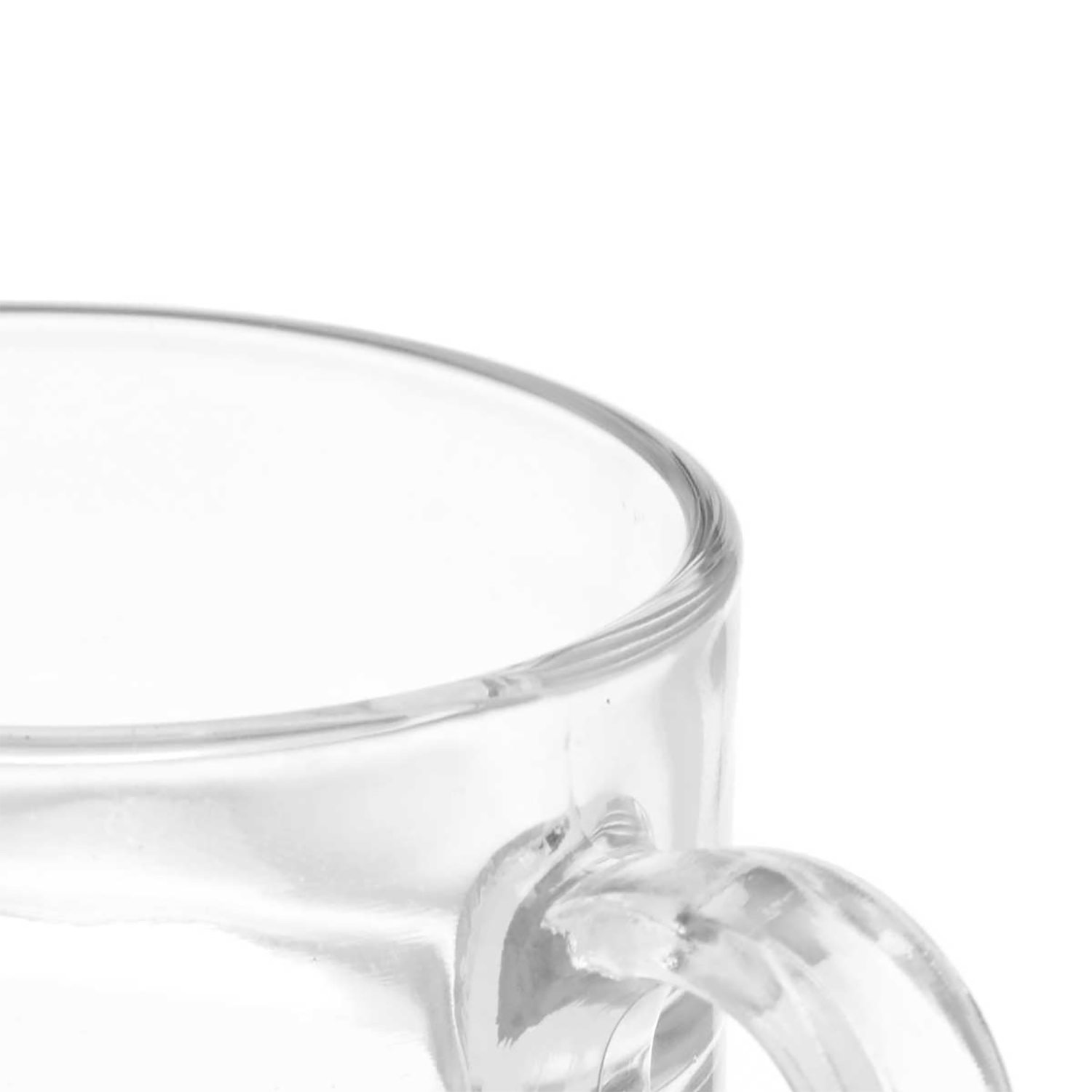 Dettaglio della parte superiore di una tazza di vetro trasparente con manico.