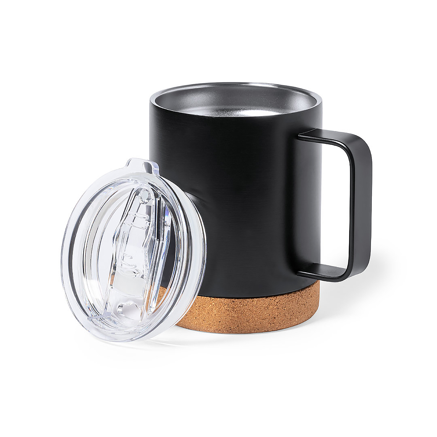 Taza negra con tapa sobre posavasos de corcho, aislada sobre blanco. Asa a la derecha.