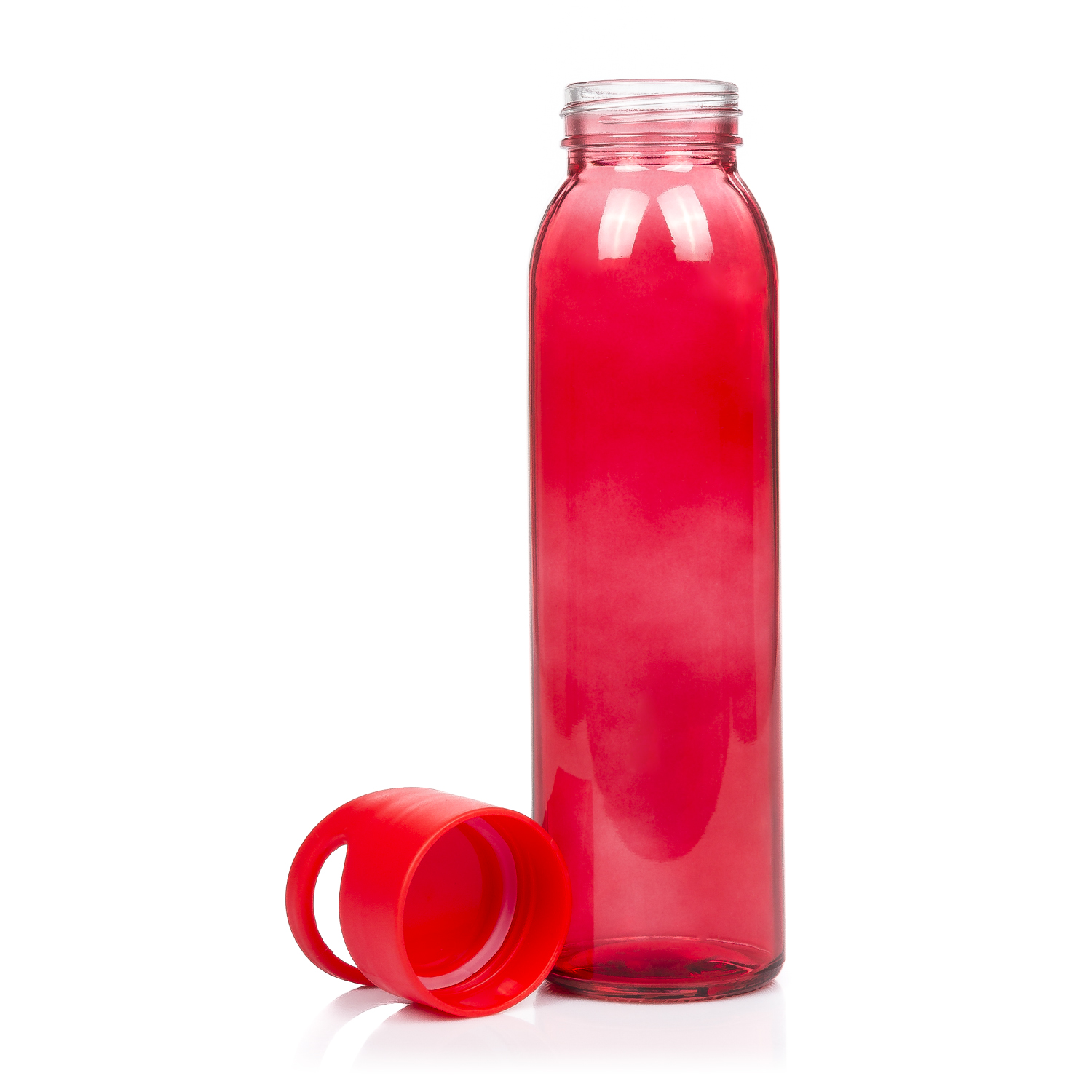 Una bottiglia di vetro rossa con un coperchio rosso accanto su sfondo bianco.