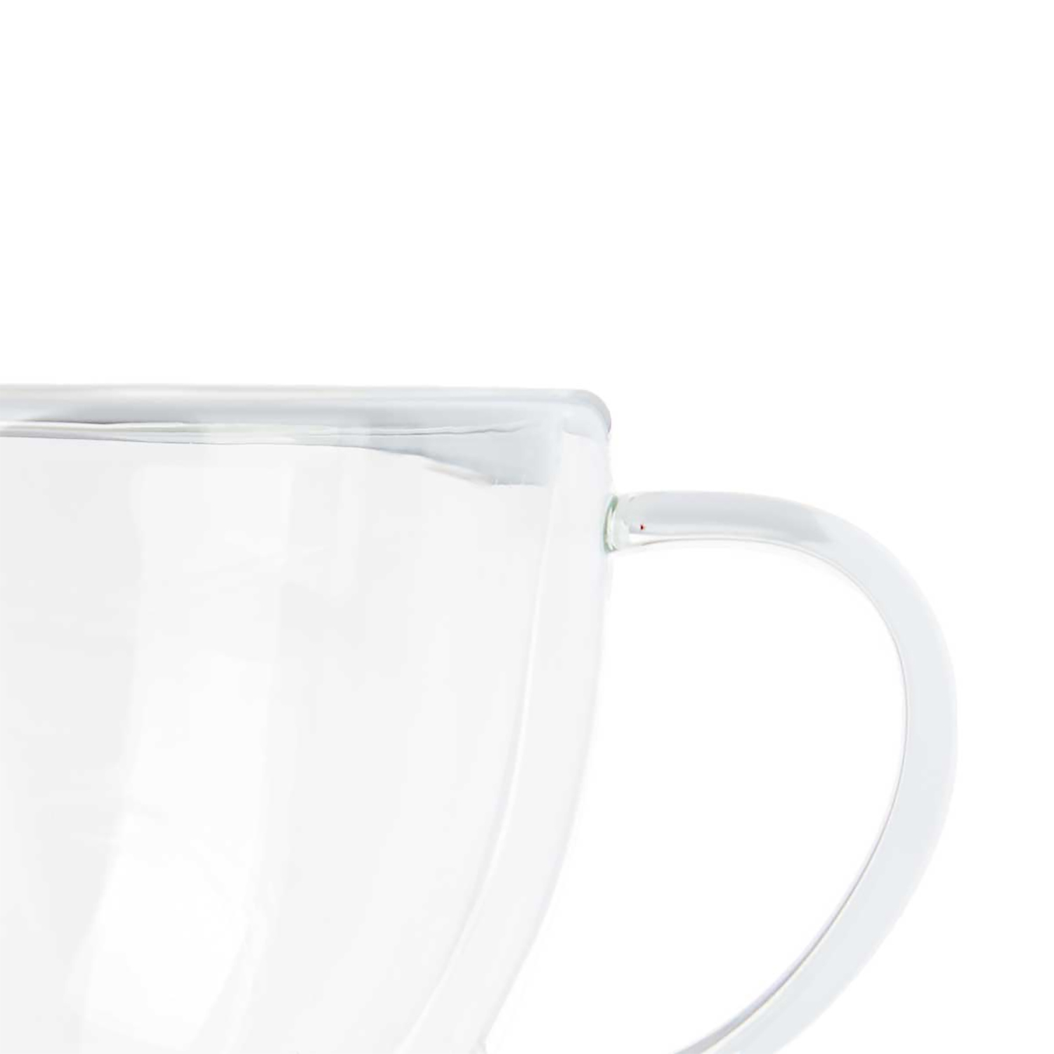 Primo piano di una tazza di vetro trasparente con manico su sfondo bianco.
