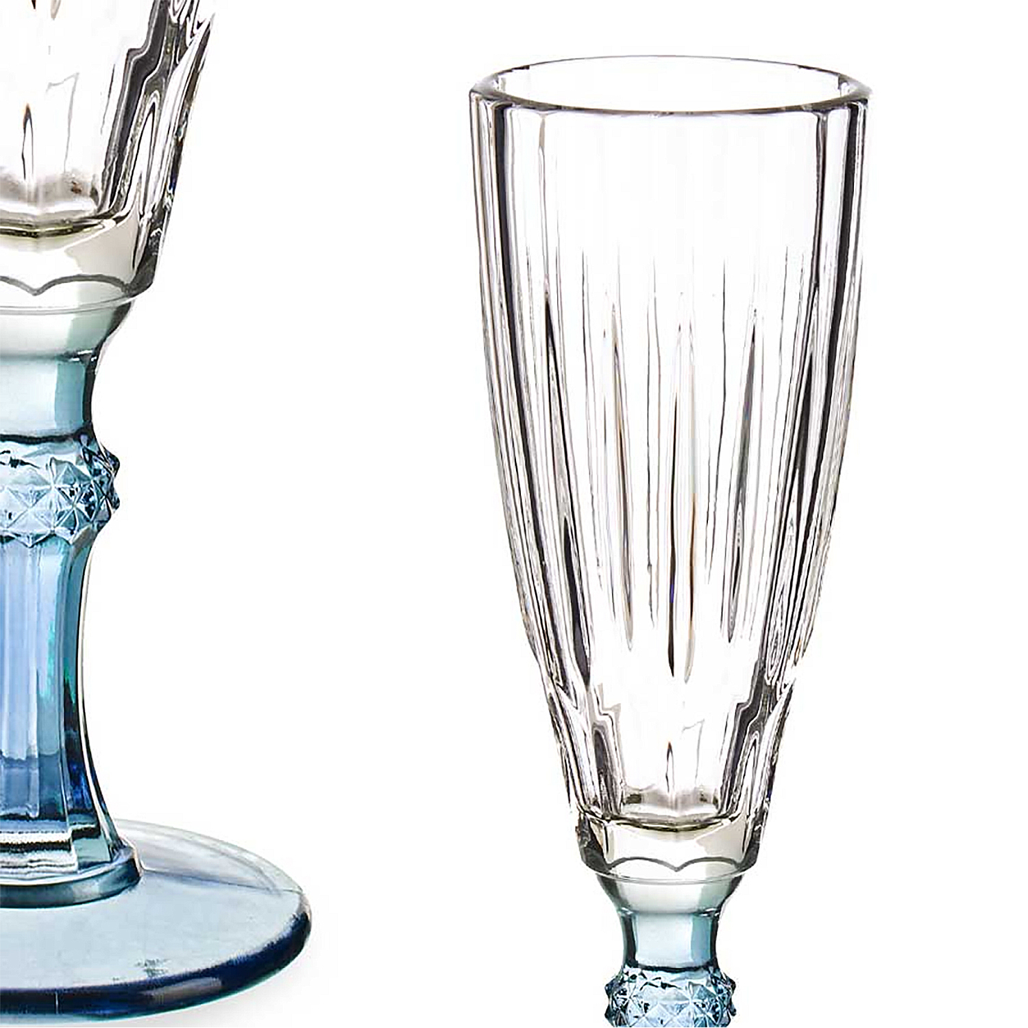 Due bicchieri trasparenti con steli blu e basi decorate.