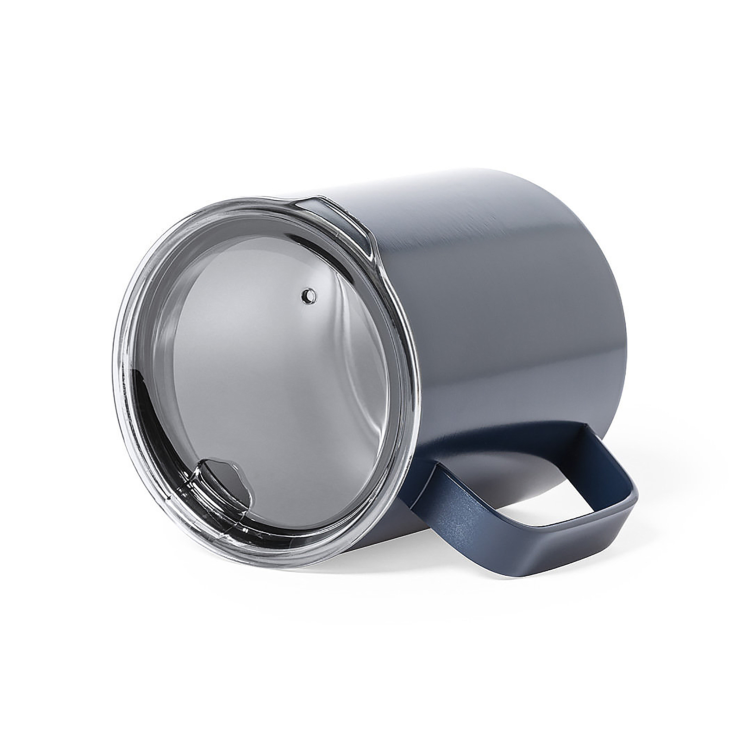 Tazza grigia con coperchio trasparente e manico blu, isolata su bianco.
