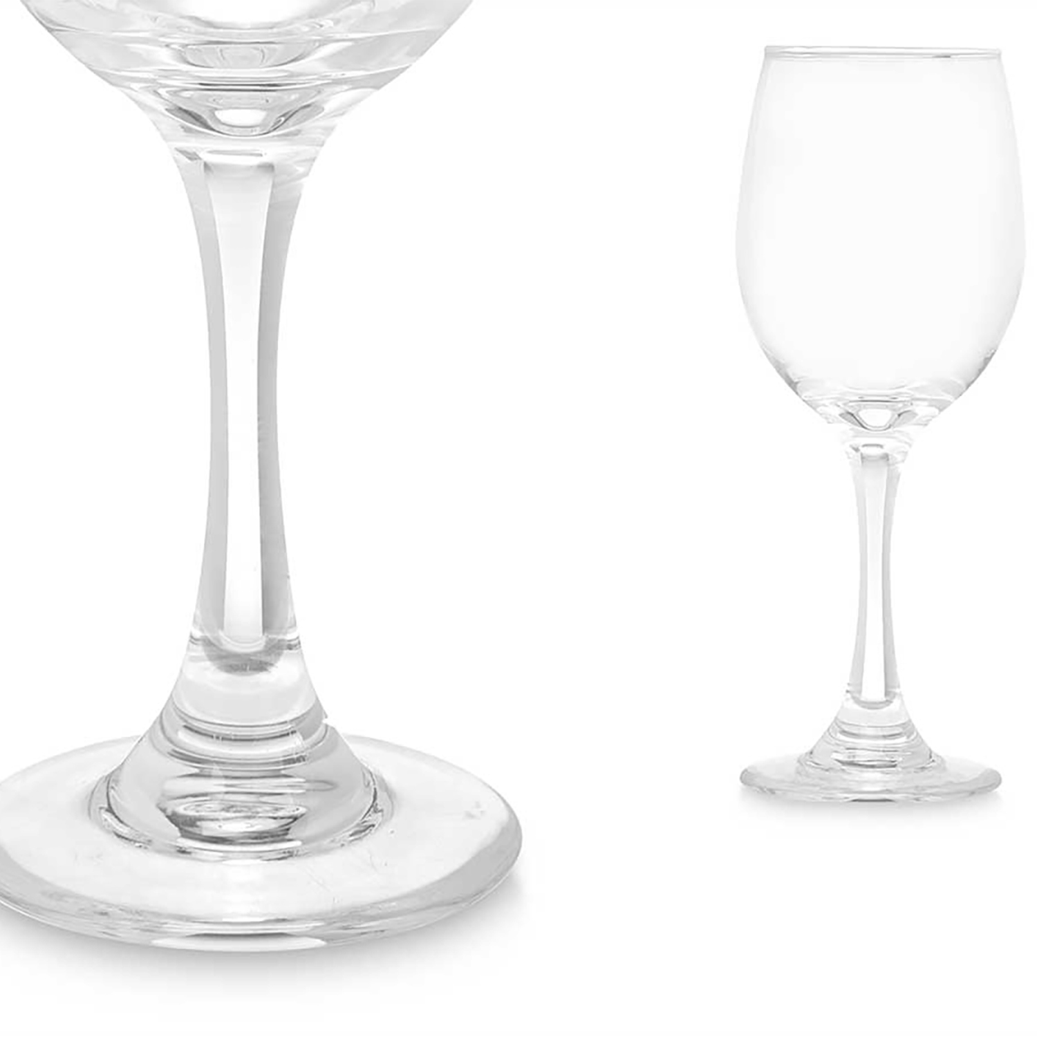 Due bicchieri da vino vuoti su sfondo bianco. Uno è vicino, l'altro più lontano.