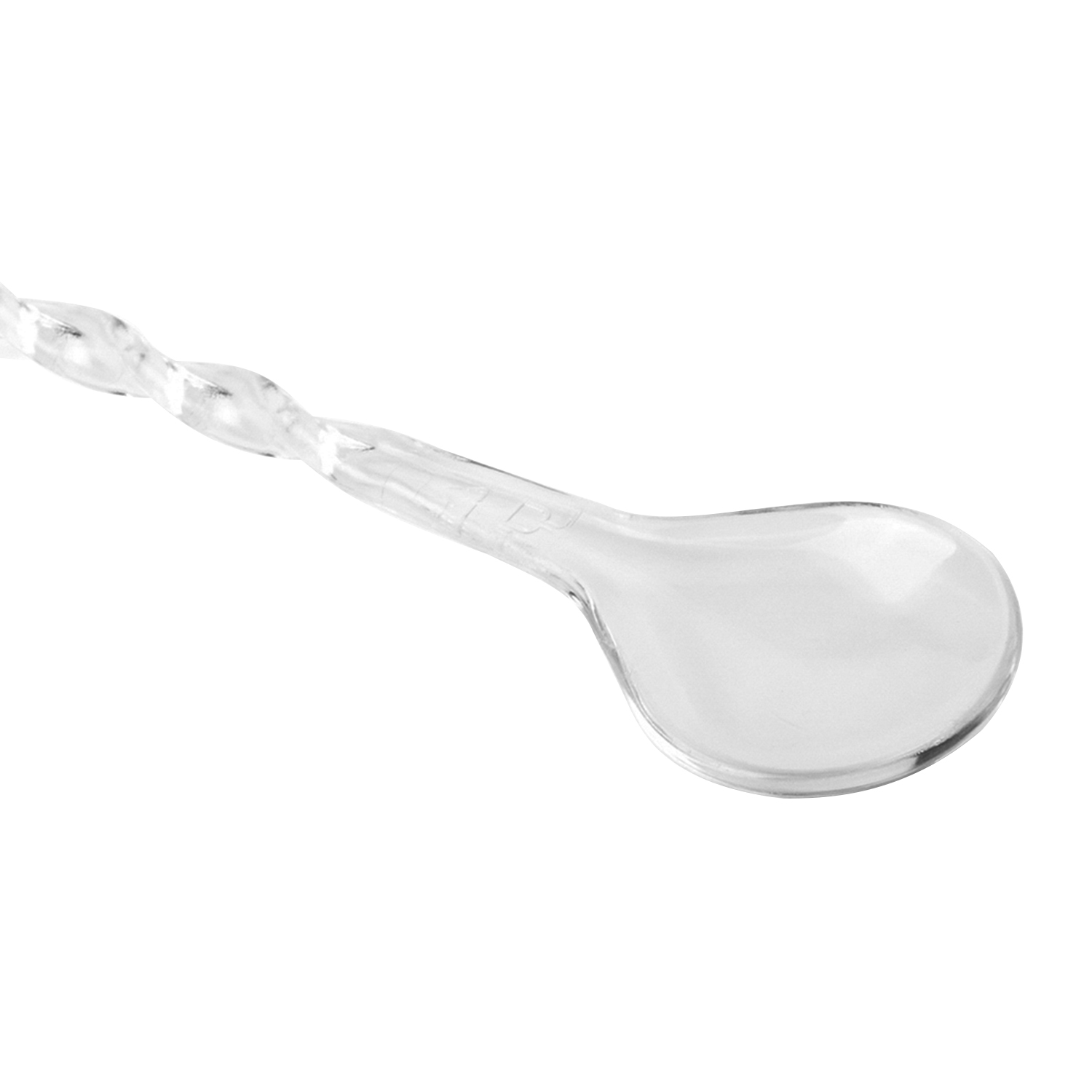 Un cucchiaio da bar trasparente ritorto con testa ovale su sfondo bianco.