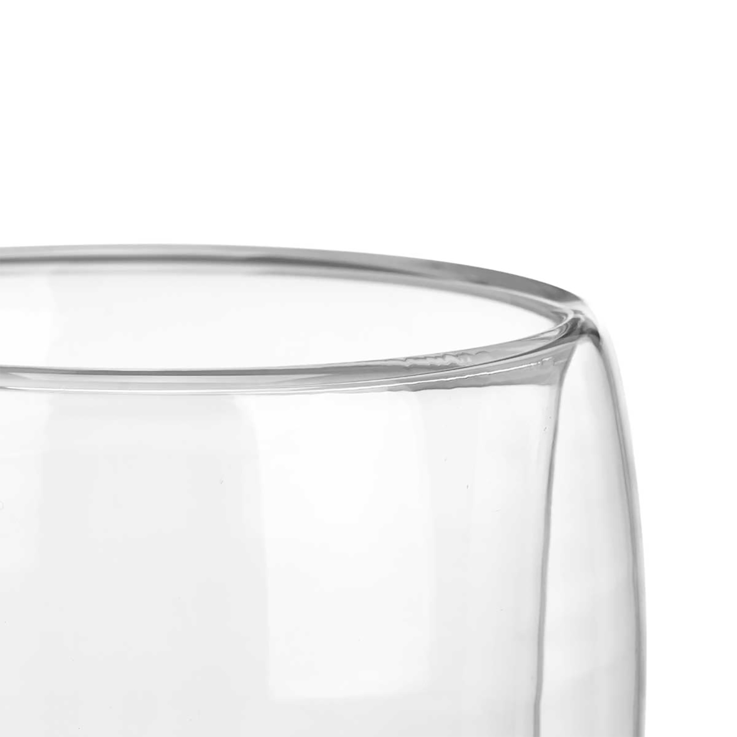 Primer plano del borde de un vaso de cristal transparente.