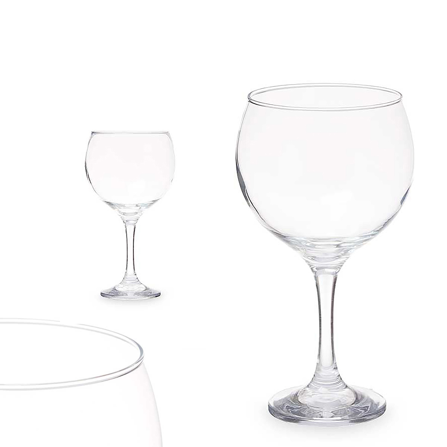 Tre bicchieri da vino vuoti e trasparenti su sfondo bianco. Due grandi, uno piccolo.