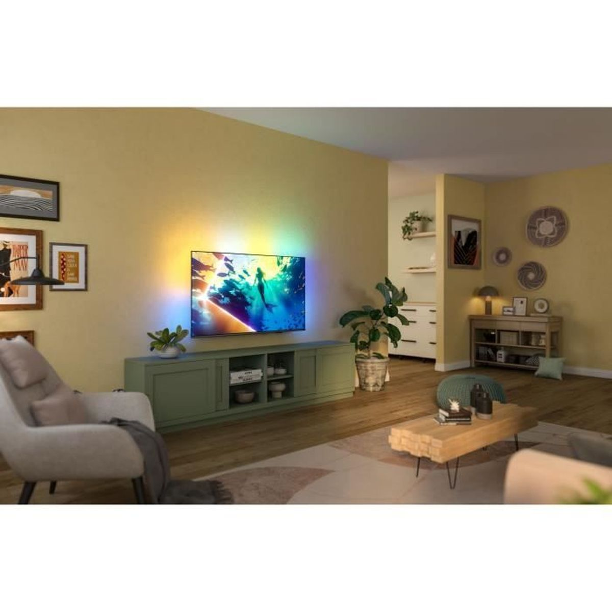 Ein Wohnzimmer mit einem grünen TV-Schrank und einem Fernseher, der ein Unterwasserbild zeigt.