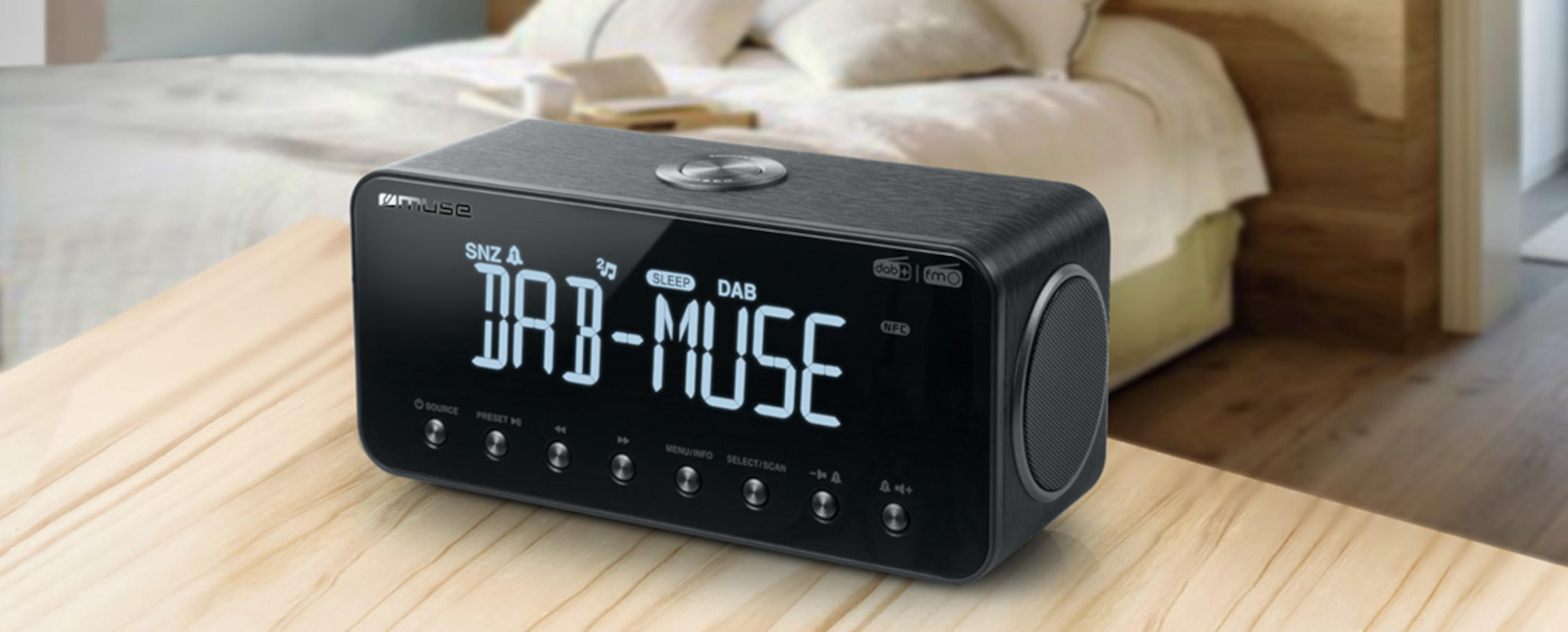Een zwarte DAB-radio met display staat op een houten tafel.
